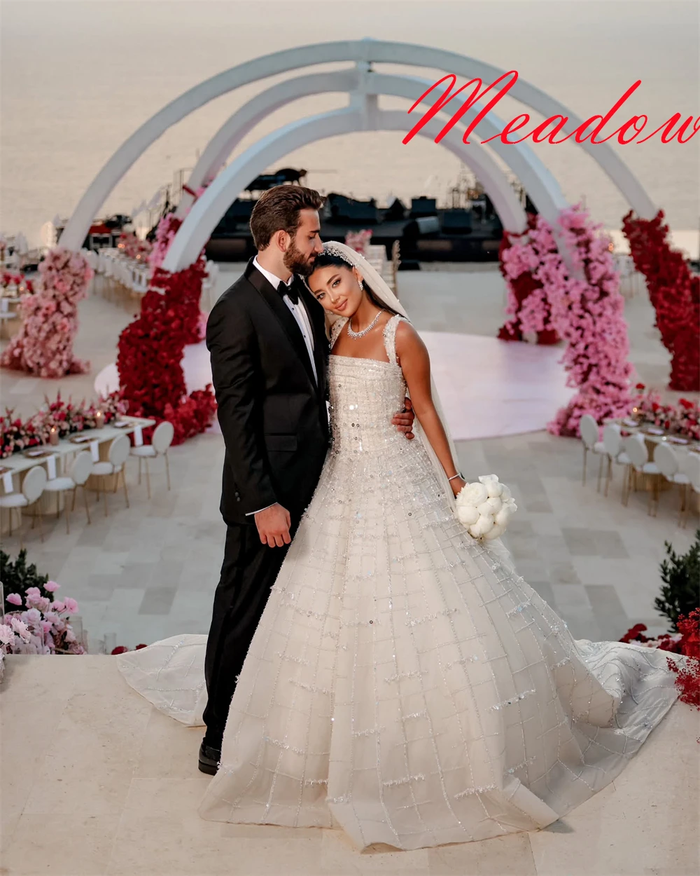 カスタマイズされた絶妙なホワイトオーガンザブライダルドレスエレガントなストラップレスキャップスリーブスパンコールのウェディングドレスチャペルトレインオープンバックドレス