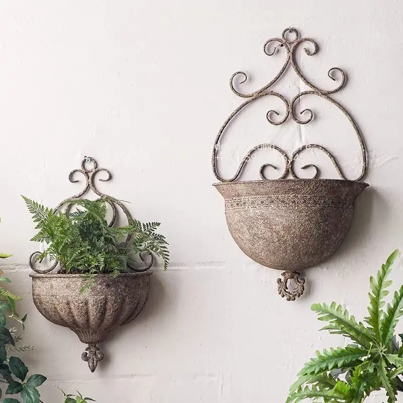 Wall hanging wall garden flower pot flower shop outdoor wrought iron background green plant ware decorative basket
