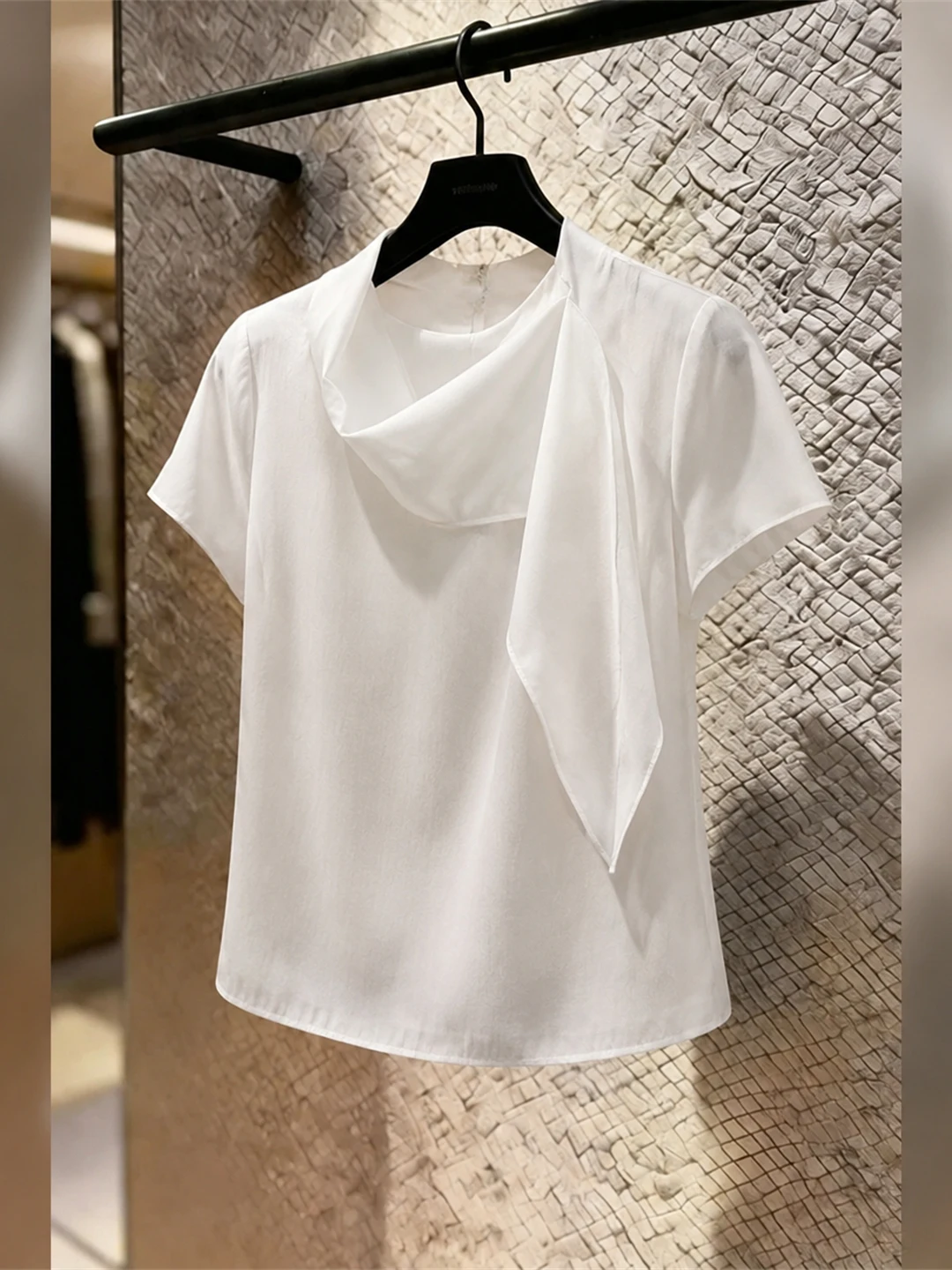 

Skin-friendly Short-sleeved Crew-neck Commute Top Women's Fashion Sensation Minimalist Design Summer 2026 Korean Style Silk B...