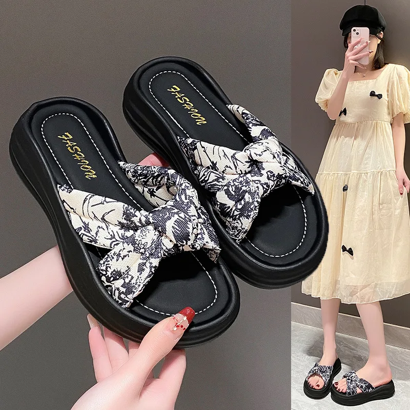 Schoenen Slippers Vrouwen Zomer Luxe Glijbanen Pantofle Lage Schalie Vrouwelijke Strand Ontwerper 2024 Sabot Platte Zachte Hoefhakken Rubber Rome F