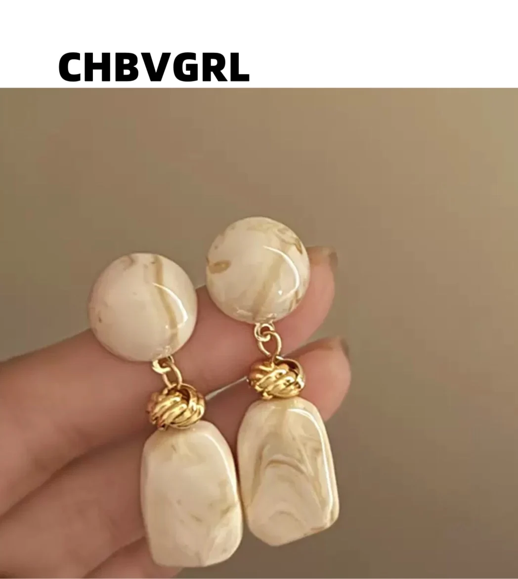 

Personalized irregular round resin stud earrings, small-scale design sense earrings, retro and versatile commuting earrings