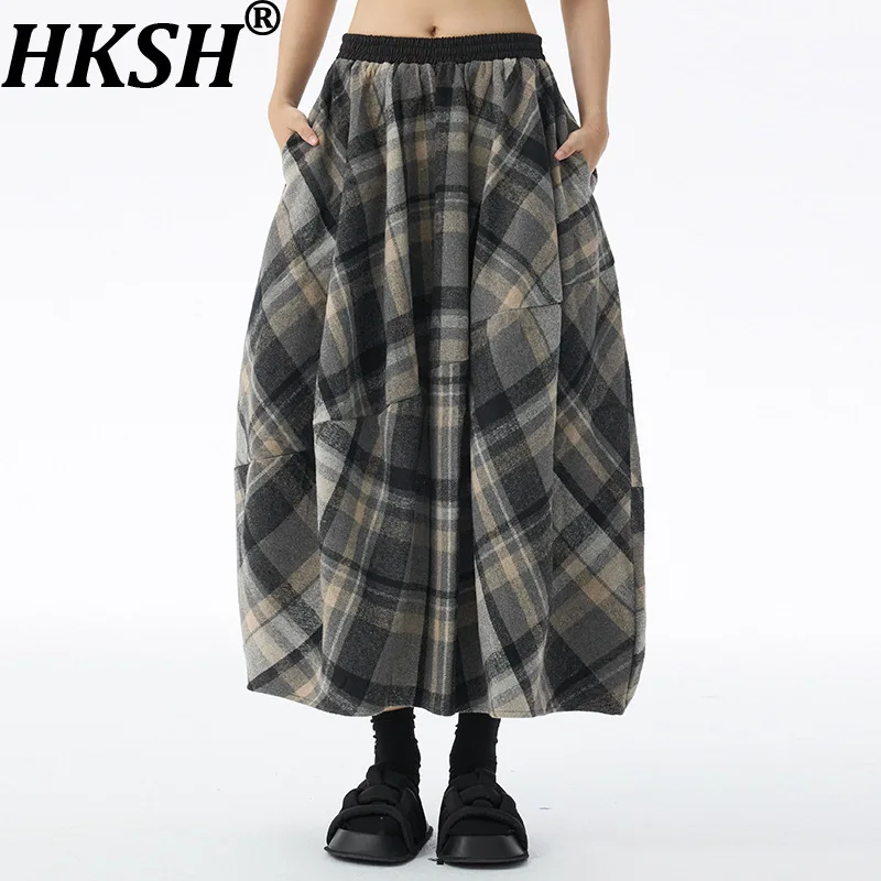 

HKSH Осень Зима Новая женская юбка Цветной блок Плед Плиссированные эластичные талии Американский ретро Y2K Шикарные шерстяные юбки-бутон HK15053