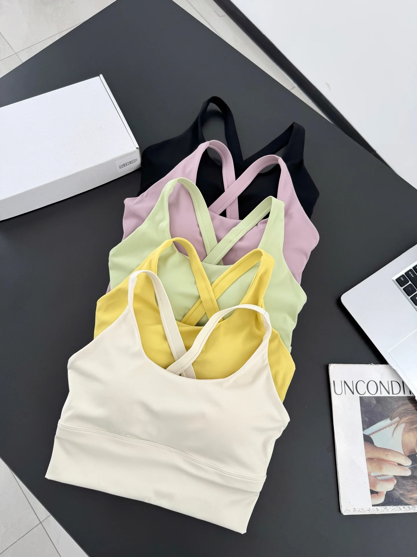 Damen-Sport-BH mit integrierten festen Cups, schöner Rücken-Workout-Tanktop für Laufen, Fitness, Yoga & Seilspringen – Detail 2