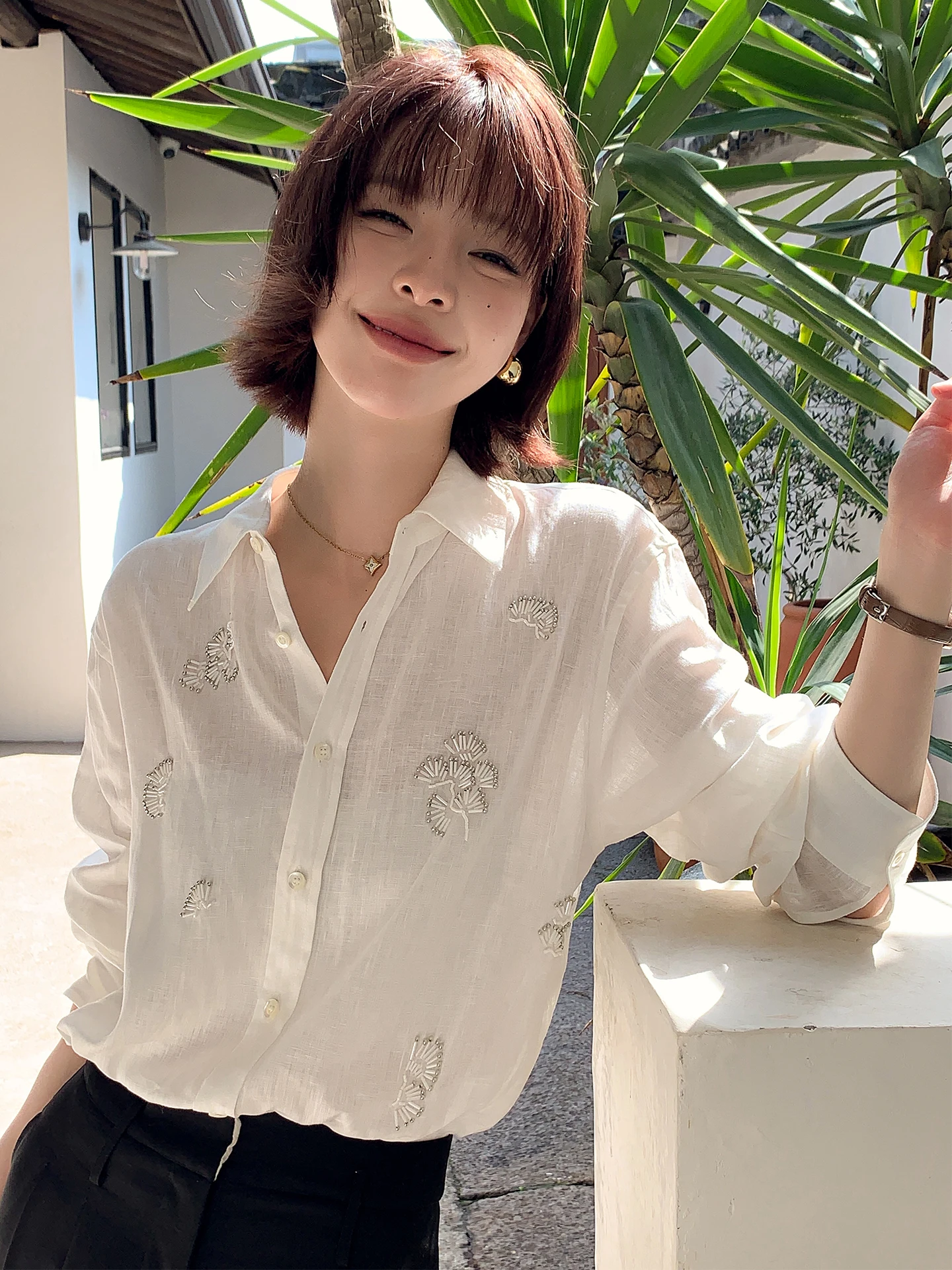 

Белая льняная рубашка с богатой отделкой, женская, весна-лето, новый стиль, высококачественная, свободного кроя, с длинным рукавом, воротник на пуговицах спереди