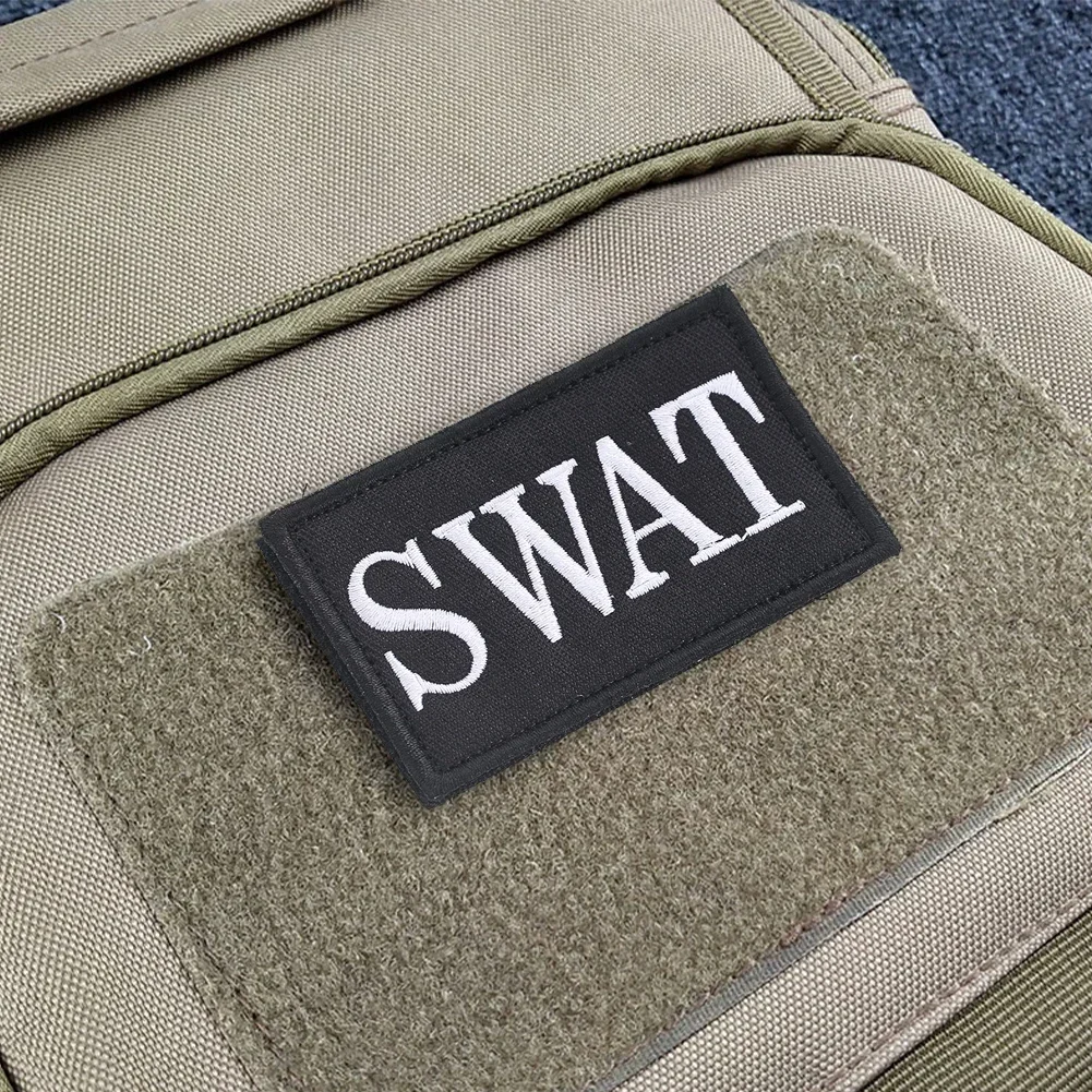 SWAT رقعة معنويات مطرزة شارة تكتيكية متينة لمعدات كرات الطلاء العسكرية Airsoft مع تصميم مموه