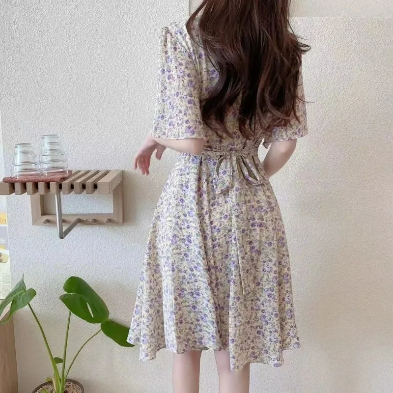 Französisches Blumen-Midikleid für Damen, V-Ausschnitt, Flatterärmel, Taillenbindung, A-Linie, Coquette Y2K, Sommer-Freizeitkleid – Detail 11