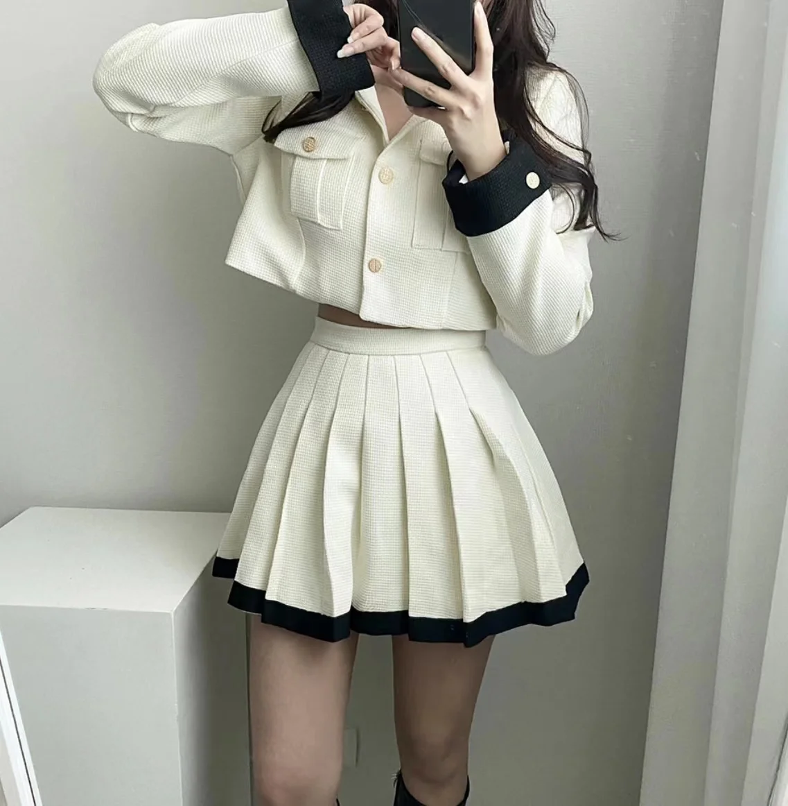 UNXX Korean-style Elegant Set: Women\'s High-end Contrasting Short Coat and Pleated Mini Skirt Two-piece Outfit Fashion Hot Sale