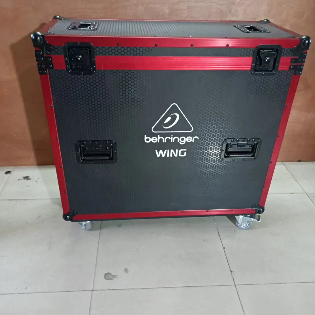

Behringer WING 3-door Red Aluminium with 2 Drawers for Stage Equipment, Durable, Protective Case for Stage Equipment