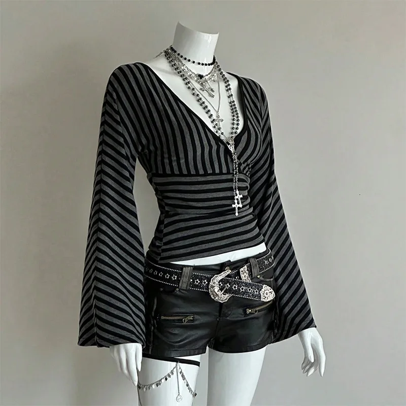 Sommer Damen Y2K Gothic Grunge Streetwear Schwarz-Grau Gestreiftes T-Shirt mit Tiefem V-Ausschnitt, Ausgestellten Langen Ärmeln, Geraffter Taille und Schlanker Passform – Detail 4