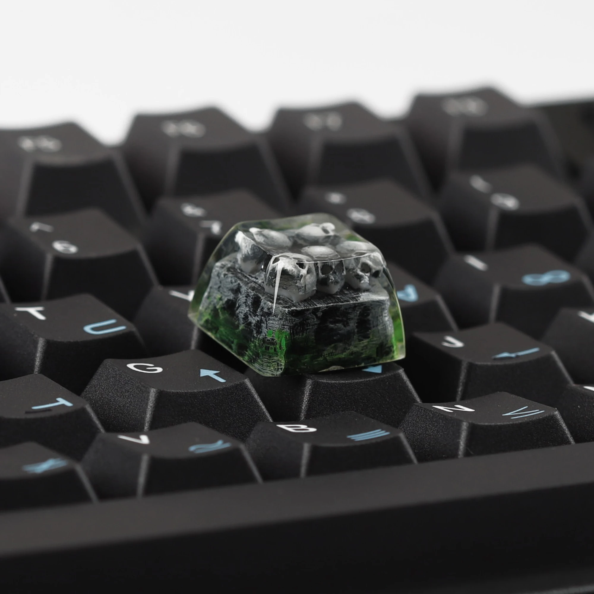 YMDK 1pcs Hand‑Made Resin Skull Artisan Keycap 12.3mm Hight Personalized Custom Keycap for MX Switches Mechanical Keyboards