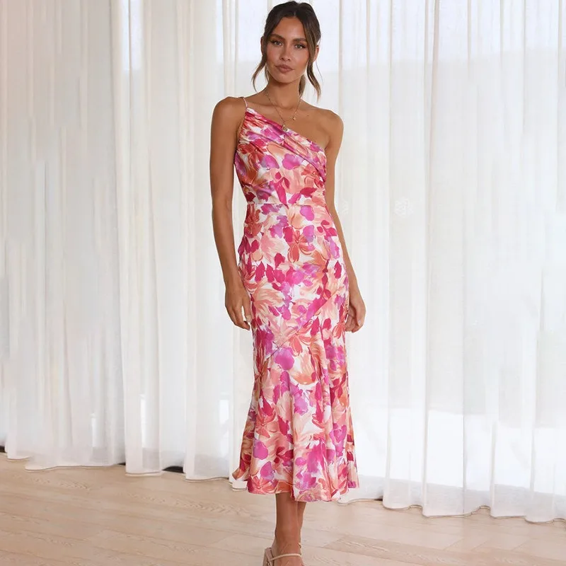 

Модель Лето 2024 года, разноцветное плиссированное платье с диагональными плечами и принтом «рыбий хвост» на бретелях