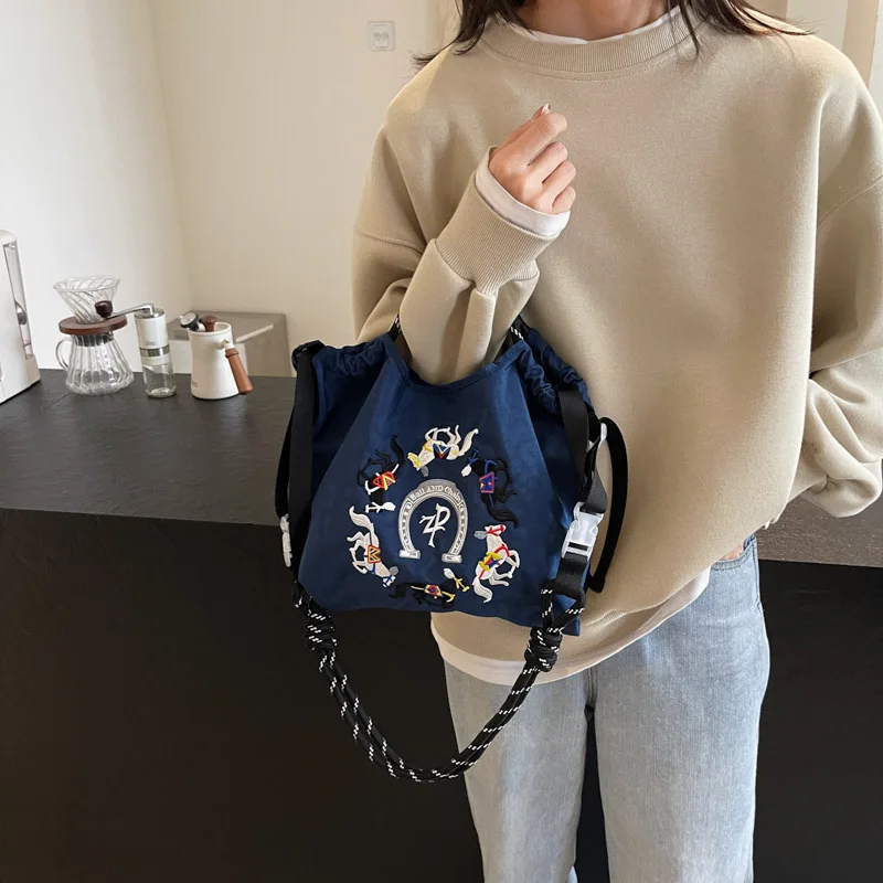 2025 صيف جديد سعة كبيرة التنقل حمل حقيبة المرأة حقيبة النمط الغربي المطرزة المحمولة دلو حقيبة الكتف Crossbody B