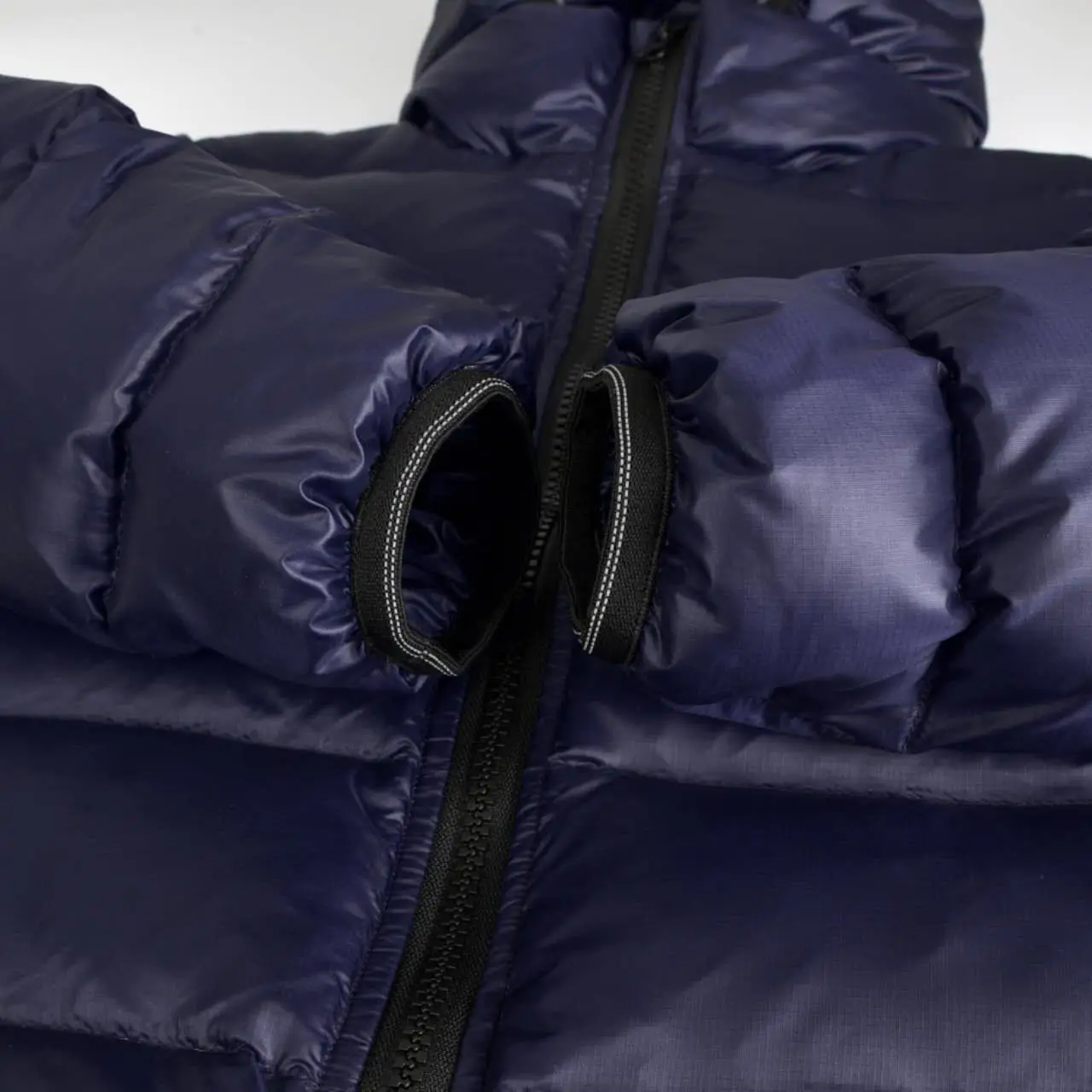 Luxuriöse Winterjacke für Jungen und Mädchen, berühmte Marke, Daunenjacke, solider, verdickter Reißverschluss, Kapuzenmantel, große Kinder-Designerjacke