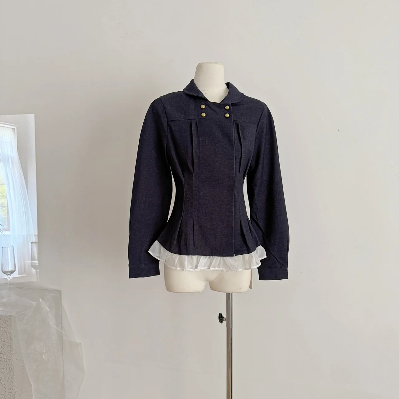 

2024 Ранняя осень Новые женские двубортные джинсовые плиссированные талии — рубашка с рюшами по подолу: элегантный топ и куртка для поездок на работу