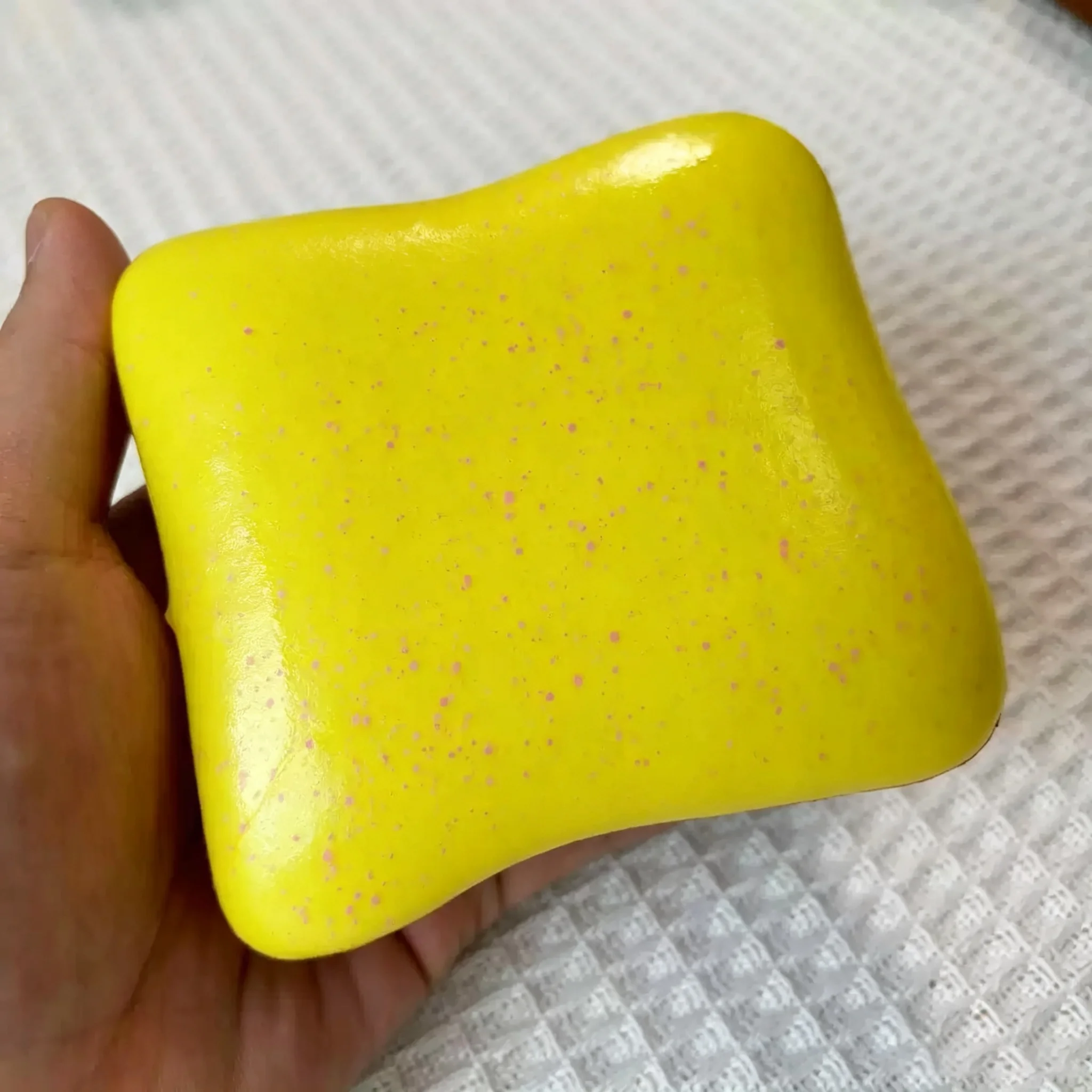 1 Stück brotförmiges, butterweiches Squishy-Spielzeug, langsam aufspringendes sensorisches Quetschspielzeug, angstlindernder Stressball, kleines und niedliches Taschen-Spielzeug zur Stresslinderung,