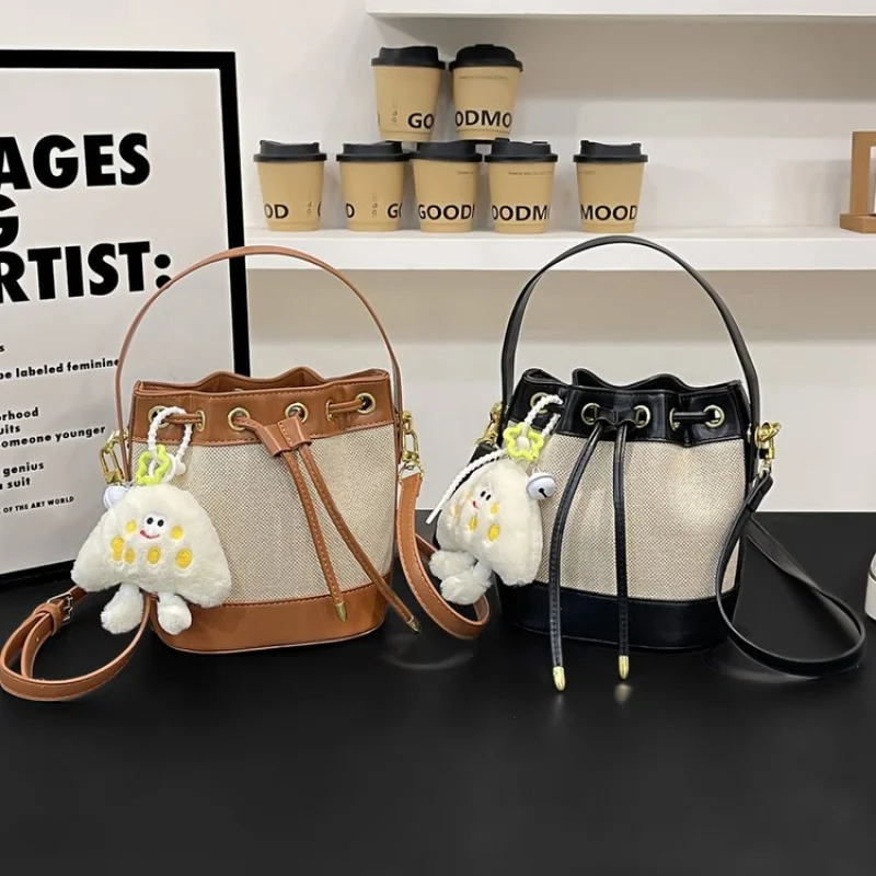 

Elegant Ladies Messenger Bag Made Of Leather Boasting Paris Style And High-End Vintage Elegant Look​