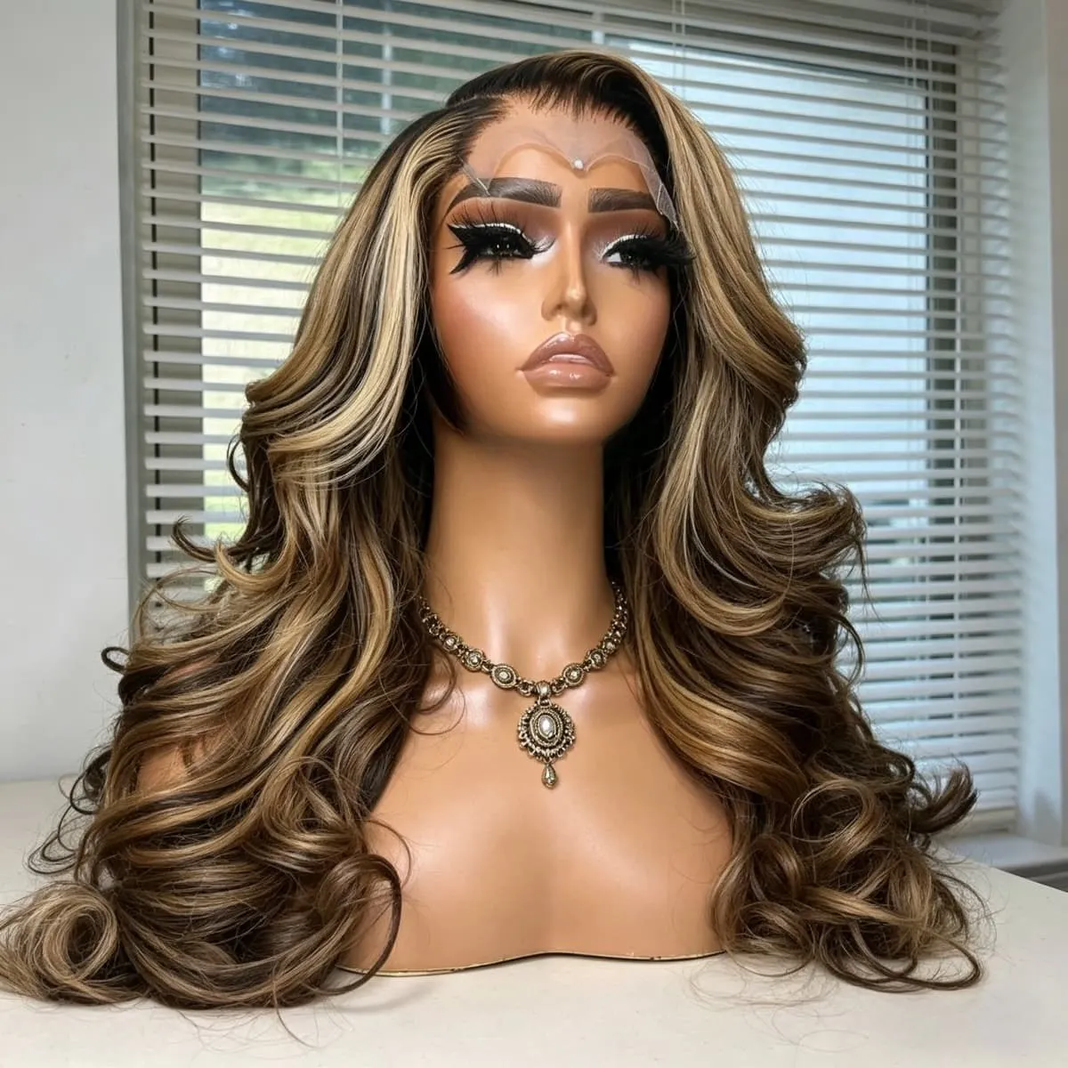 

Парик из натуральных волос Honey Blonde Body Wave, 200% плотность, без клея, с предварительно выщипанной линией роста волос, бразильские необработанные волосы, 13x4 HD Lace Front, 27 апреля