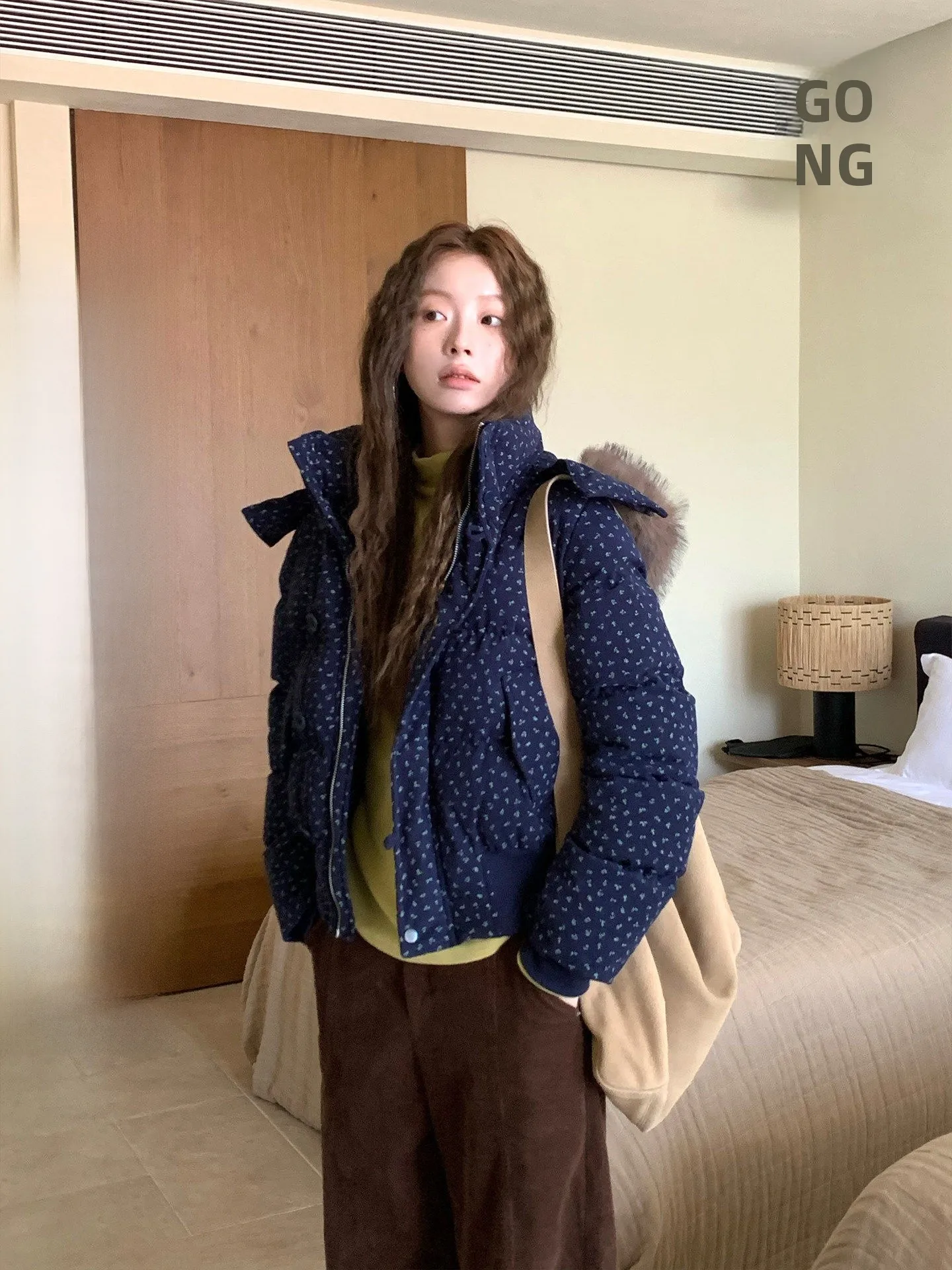 

Женская зимняя куртка из вельвета со съемным капюшоном, в повседневном стиле, с мелким цветочным принтом, хлопковая, на молнии, с длинными рукавами, свободного кроя