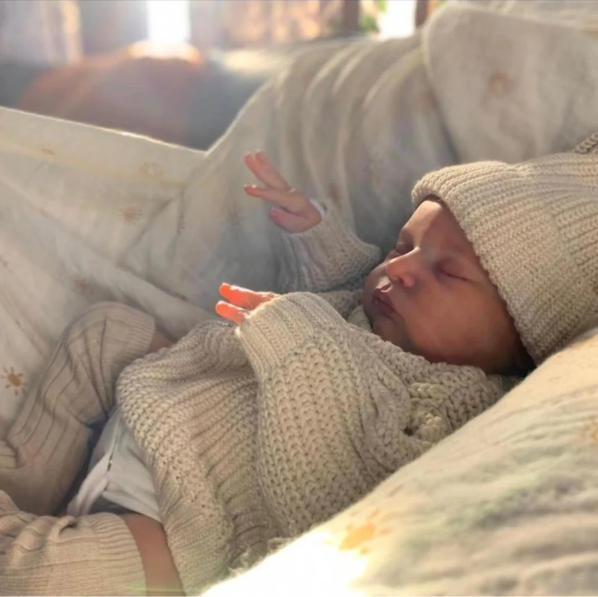 Laura Reborn Baby de 19" - Suéter de punto gris, cara durmiente ultra realista y traje cosido a mano - Regalo de recuerdo de vinilo suave de seda