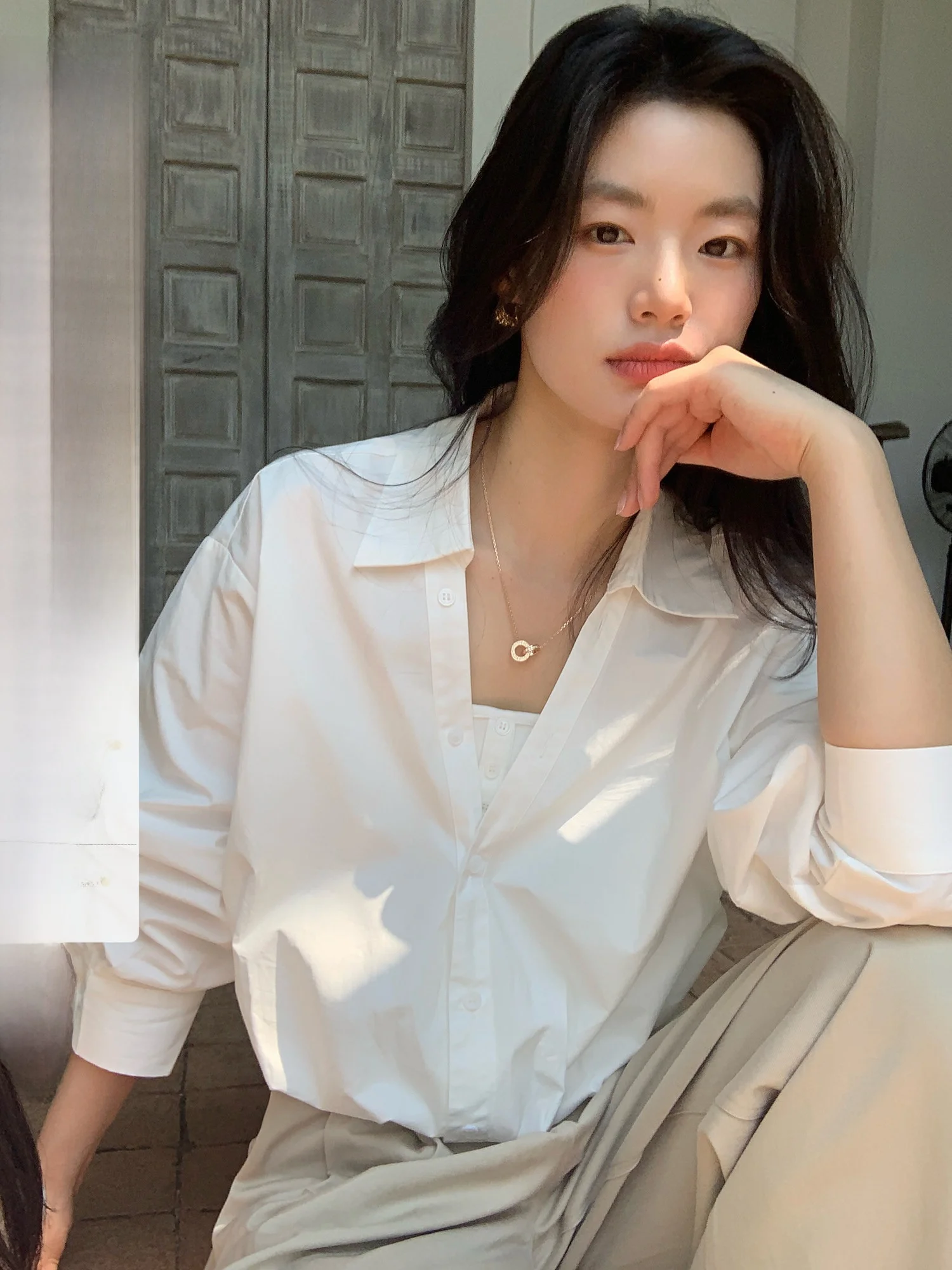 

Женская белая рубашка Pusumede с V-образным вырезом: дизайнерская, атмосферная, в стиле пэчворк, повседневная, из хлопка, с длинным рукавом, укороченная