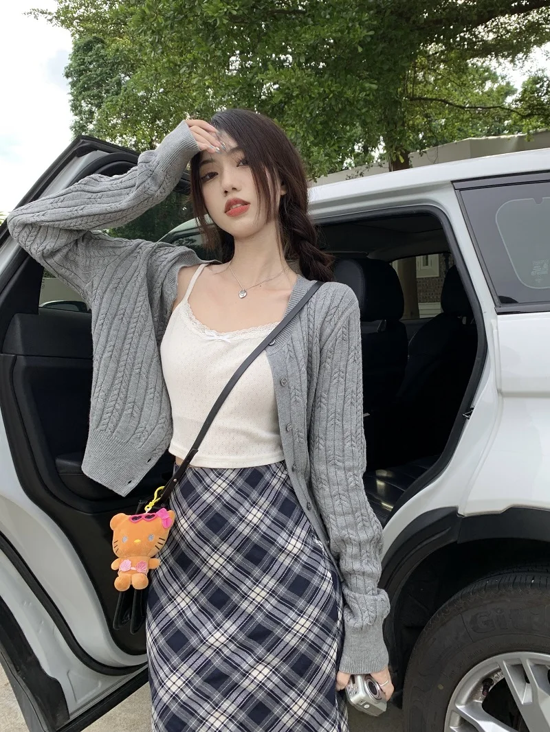 

Весна 2025 г. Женский вязаный витой кардиган Pure Desire, жилет на бретелях, клетчатая юбка-миди, комплект из двух предметов, корейский универсальный модный...