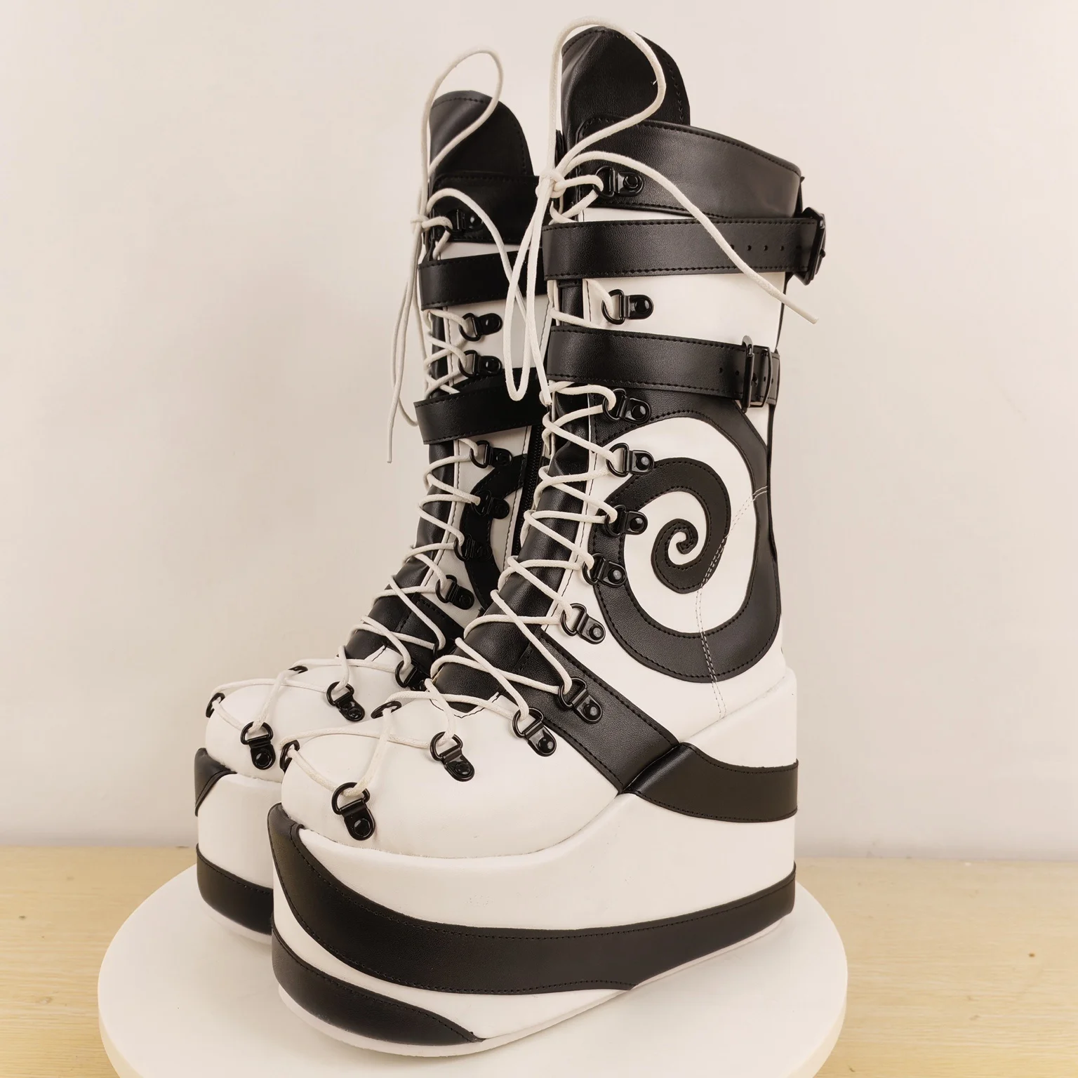 المرأة أسود أبيض منصة حذاء من الجلد المألوف القوطية نمط الأحذية دوامة نمط الدانتيل يصل مشبك تصميم منفعل أحذية فريدة من نوعها #2