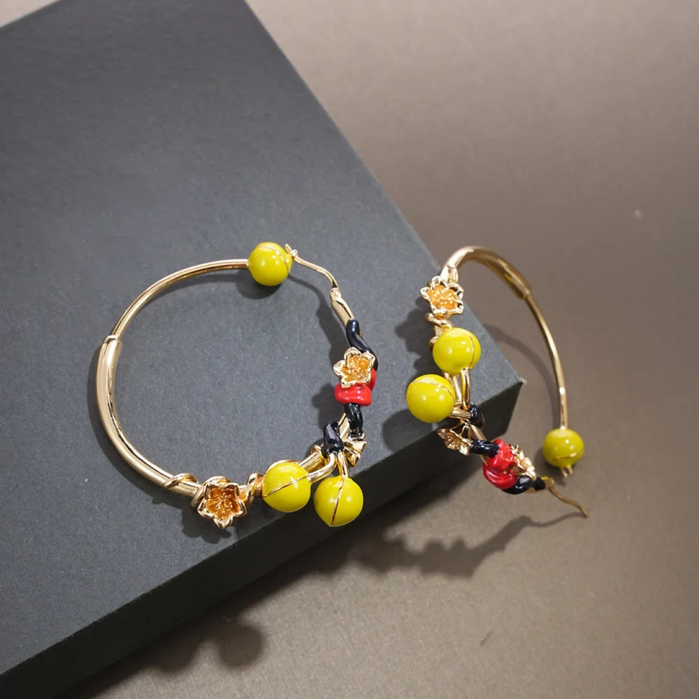 Yuri Ailey Bee Flower Hoop Earrings for Women Gold Round Hoops with Yellow Bead Enamel Flower Charm Earring Fashion Jewelry Gift