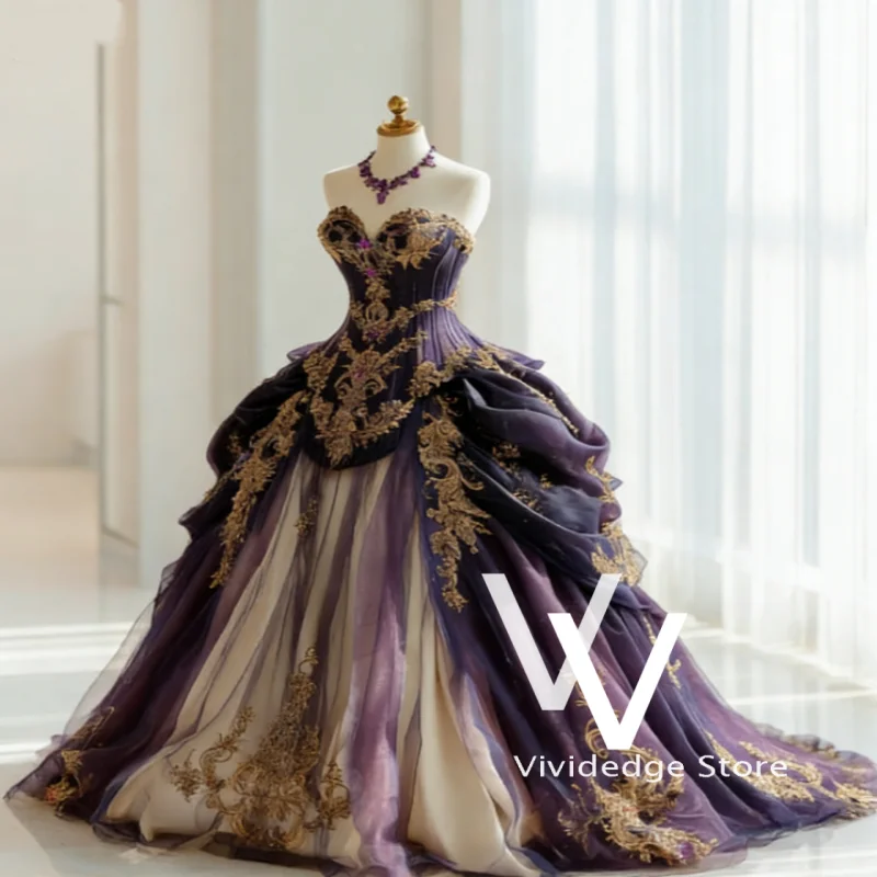 Maßgeschneiderte viktorianische Gothic-Hochzeitskleider, Vintage-Stil, herzförmiger Ausschnitt, lila Korsett, Spitzenapplikationen, plissierte mittelalterliche Brautkleider