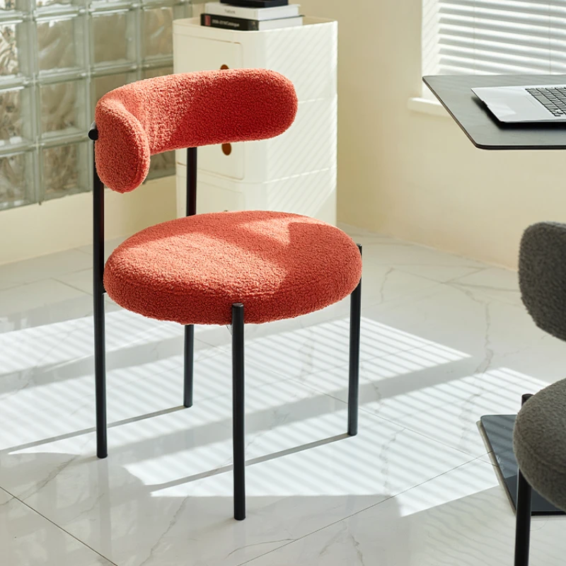 كرسي مسند ظهر منزلي على الطراز الفرنسي الخفيف على الطراز الكريمي الحديث، كرسي مكتب لغرفة النوم المنزلية، طاولة طعام وكرسي من مخمل الخروف على الطراز الكريمي
