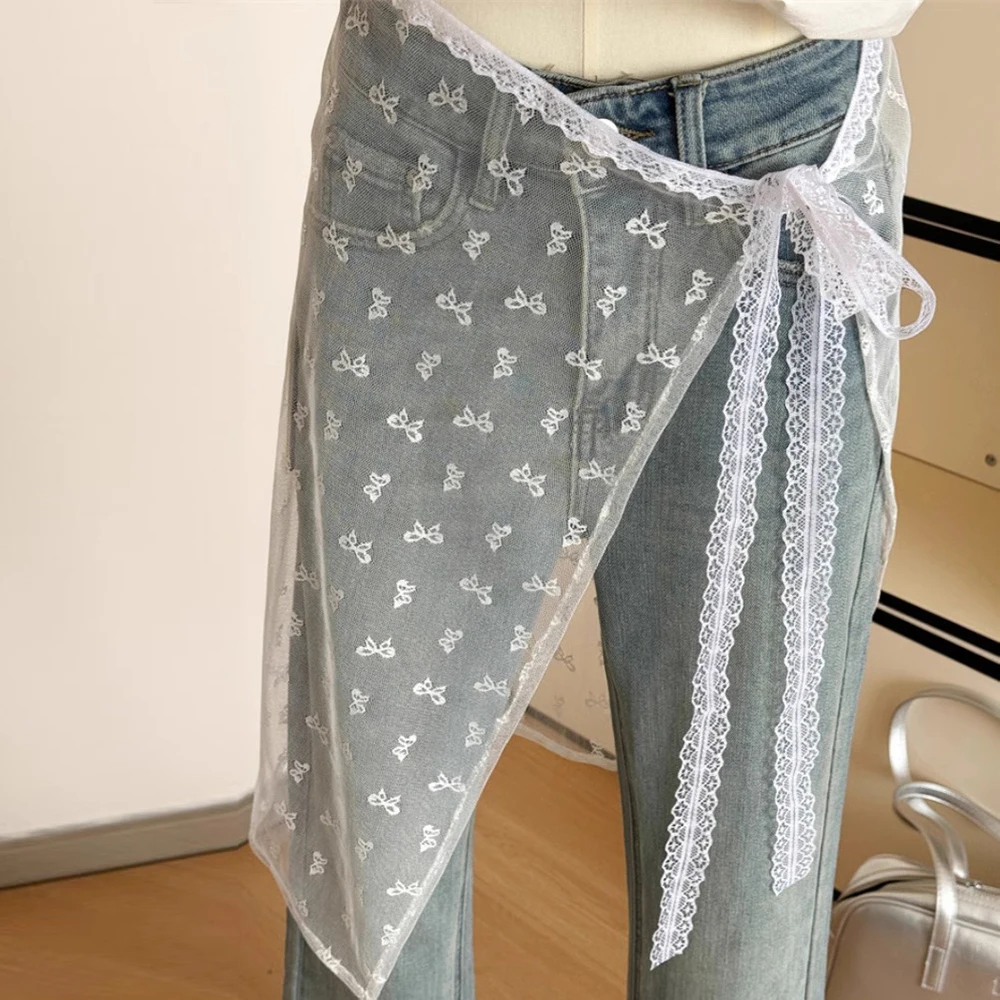 يخلق فستان الدانتيل مع غطاء الستارة مظهرًا متعدد الطبقات عند مقترن بمريلة ونصف تنورة ونمط زهور شفاف