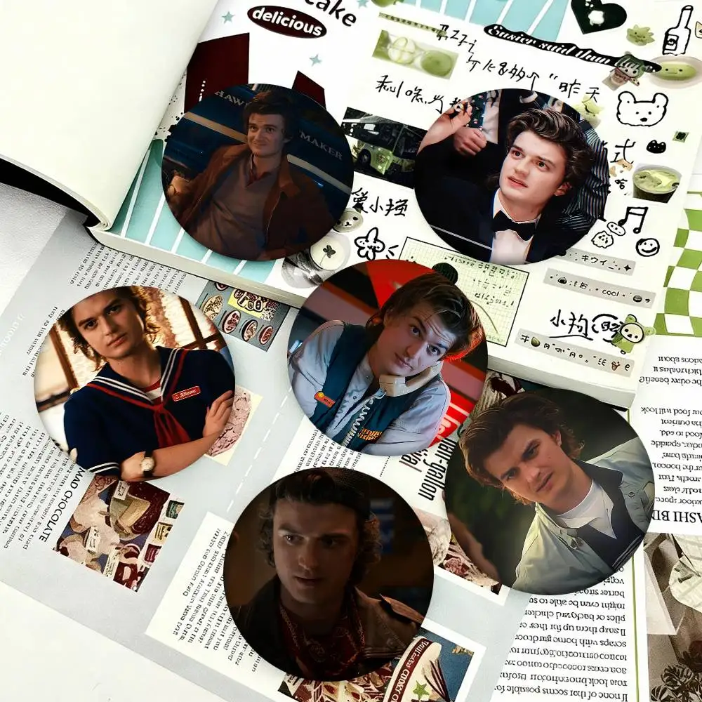 1 Stück J-Joe K-Keery Djo Steve Harrington ST5 Abzeichen im Cartoon-Stil, Broschen für Rucksackdekoration, runde Emaille-Pins für Accessoires