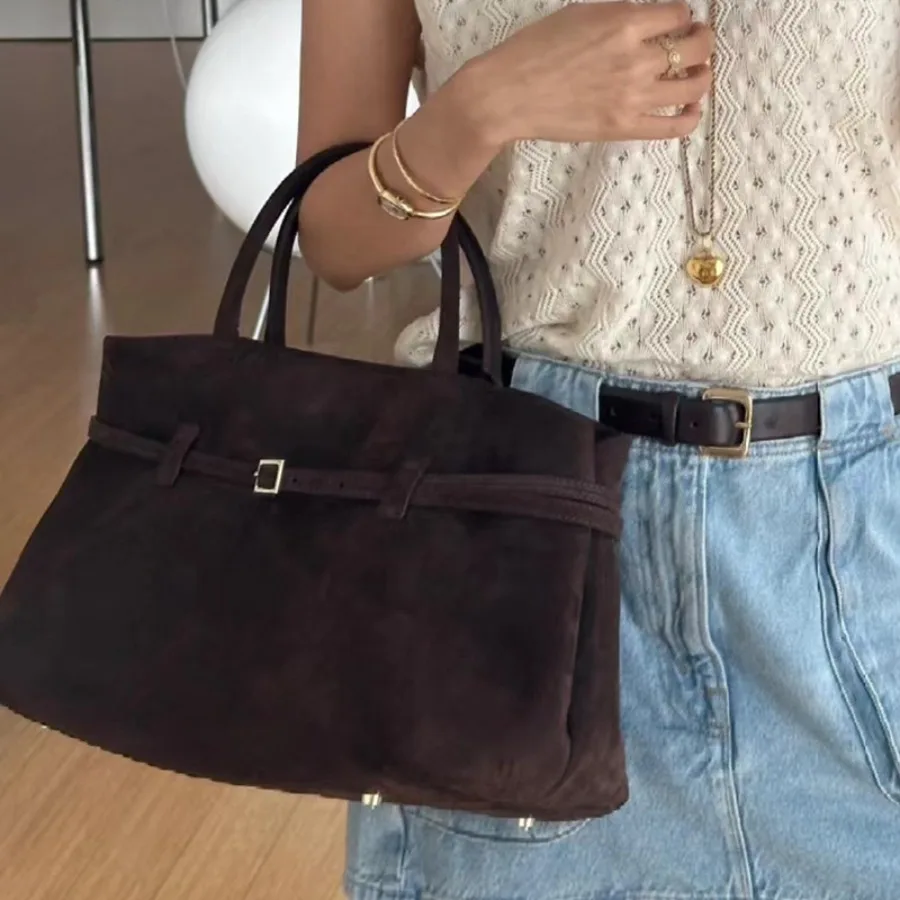 

Новая матовая замшевая портативная сумка-тоут с пряжкой на ремне, женская сумка с ленивым ветром, общественный дизайн, осень и зима 2023 г.