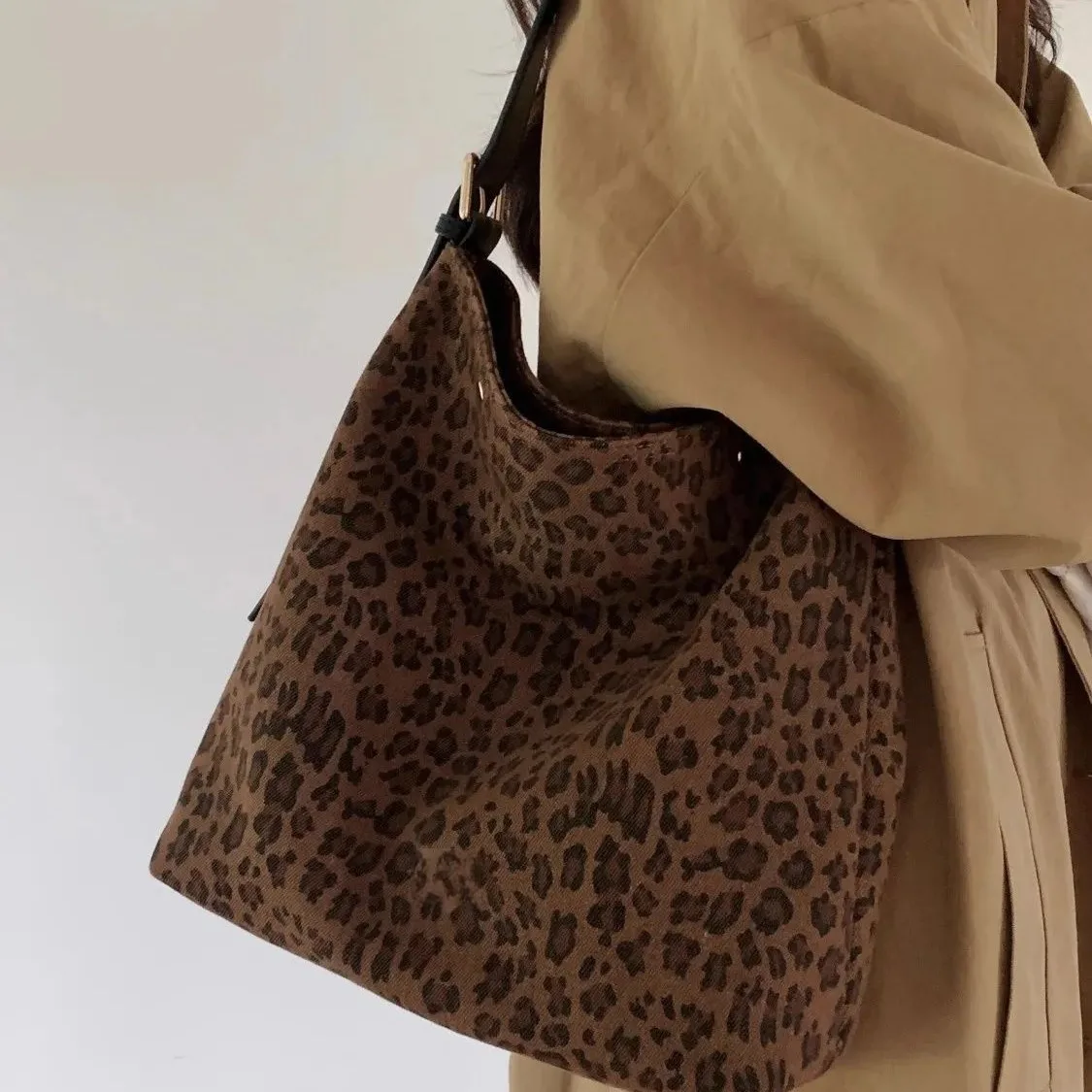 

Hot Girl Vintage Leopard Tote Bag Women Fashion Minimalist Spacious Canvas Handbag Large Capacity Refined Premium Shoulder Bag