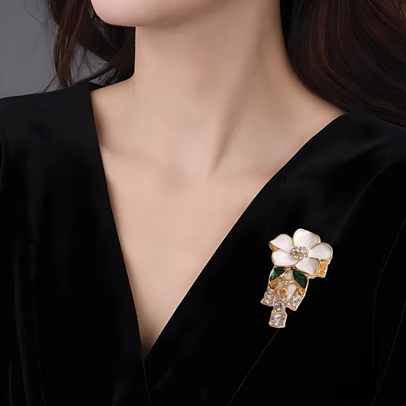 Dame tempérament strass gland pendentif broche fête bijoux décontractés élégant blanc goutte à goutte huile camélia fleur broches pour les femmes