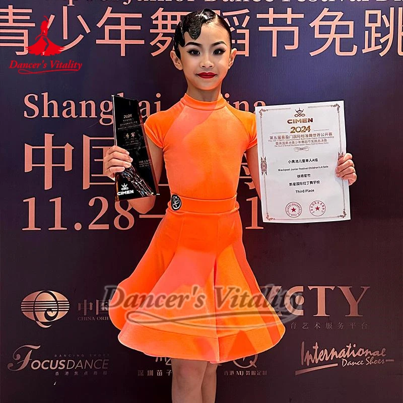 Odzież konkursowa do tańca latynoamerykańskiego dla młodzieży i dzieci, chacha, samba, aksamit, krótkie rękawy, dwuczęściowy strój, na zamówienie, energiczny styl tancerza.