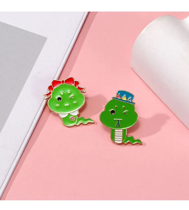 New hot selling cute little green snake brooch clothing animal cartoon brooch