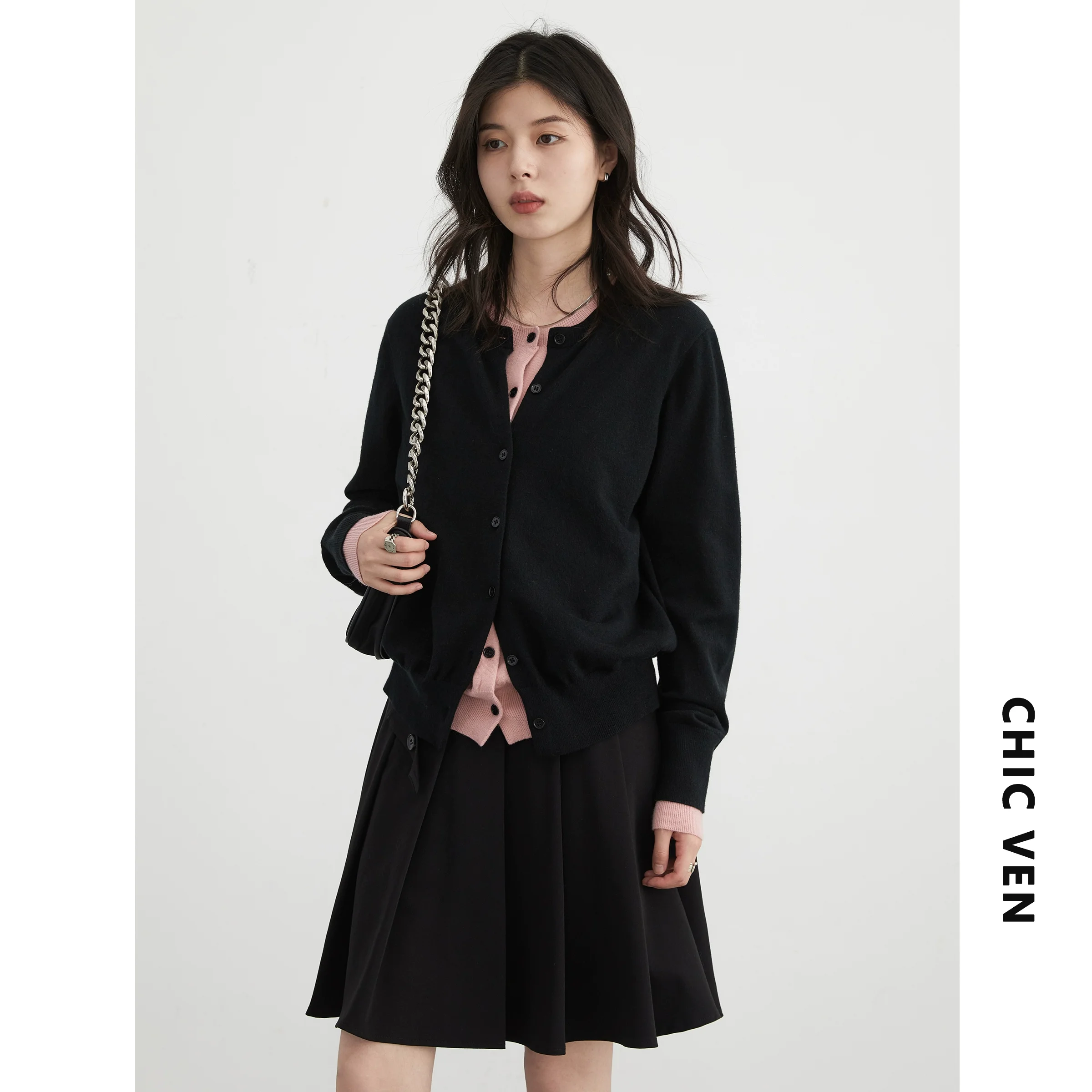 เสื้อคาร์ดิแกนผู้หญิงสไตล์เกาหลี CHIC VEN ทรงหลวม คอทรงโอ กระดุมสองแถว สีตัดกัน เสื้อถักไหมพรมสำหรับสาวๆ ใส่ได้ทั้งฤดูใบไม้ผลิและฤดูใบไม้ร่วง ปี 2025
