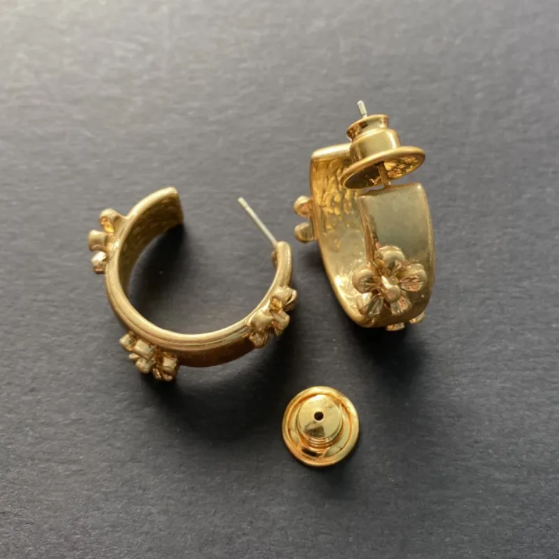 Os Fashion 3D Embossed Gold-plated Flower Bud Wide C Hoop Stud Earrings for Women Party Gifts Jewelry