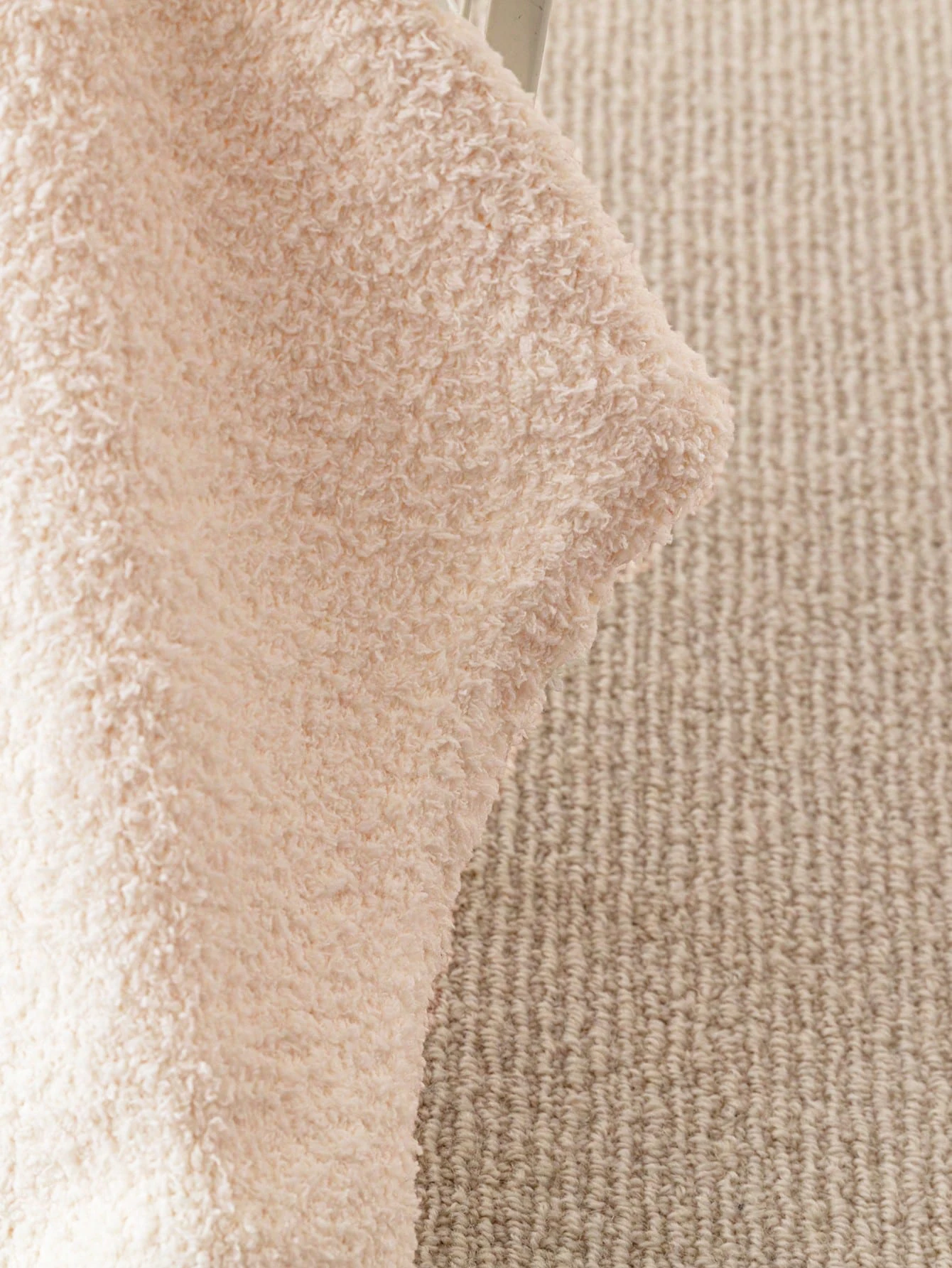 เสื้อกั๊กไหมพรมผู้หญิงสีเบจทรงโอเวอร์ไซส์ แขนกุด คอกลม ผ้ามีเท็กซ์เจอร์ ทรงหลวม