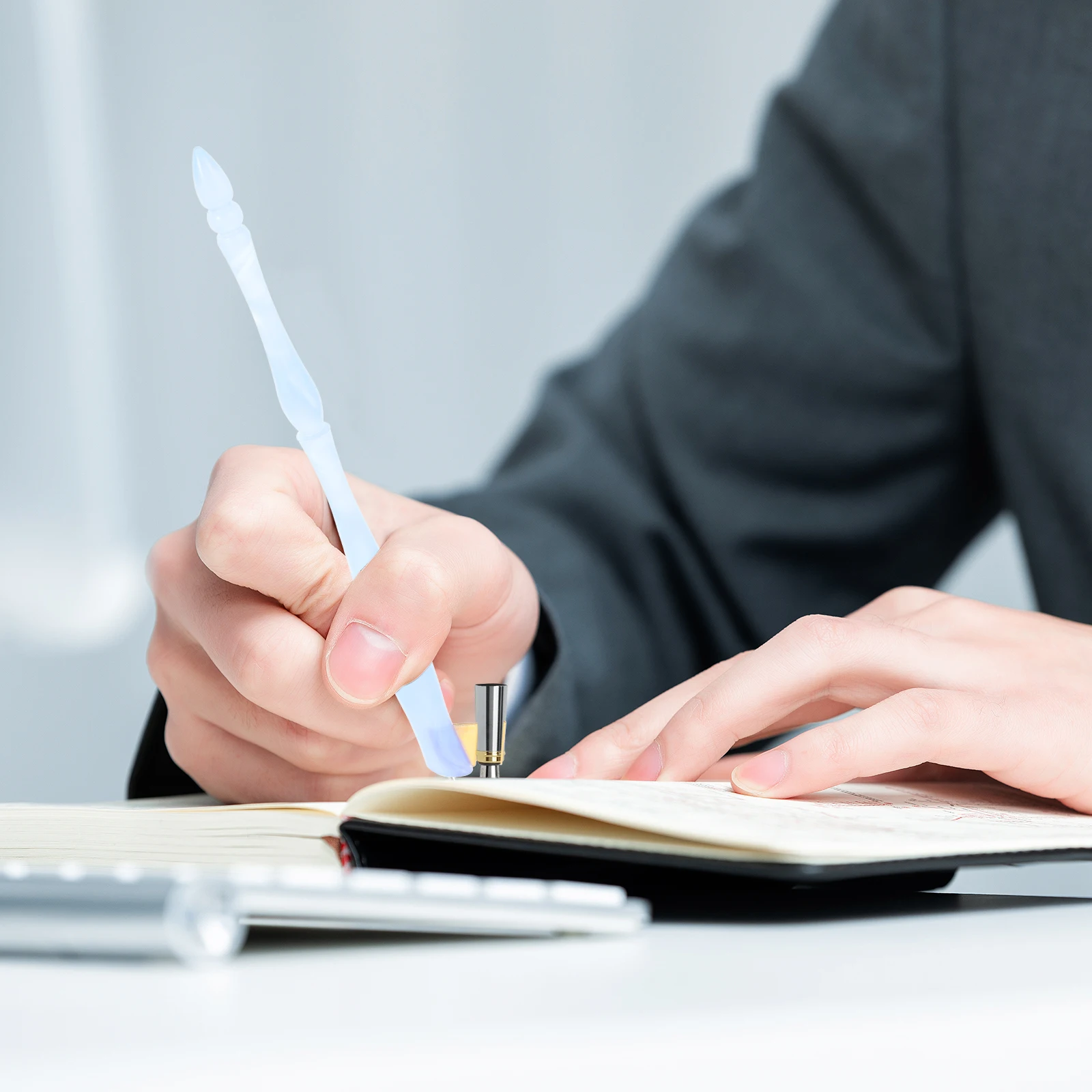 

1 шт., держатель для пера, косой держатель для ручки для каллиграфии, наклонный стержень из смолы для письма, художественные принадлежности, школьные и офисные канцелярские принадлежности