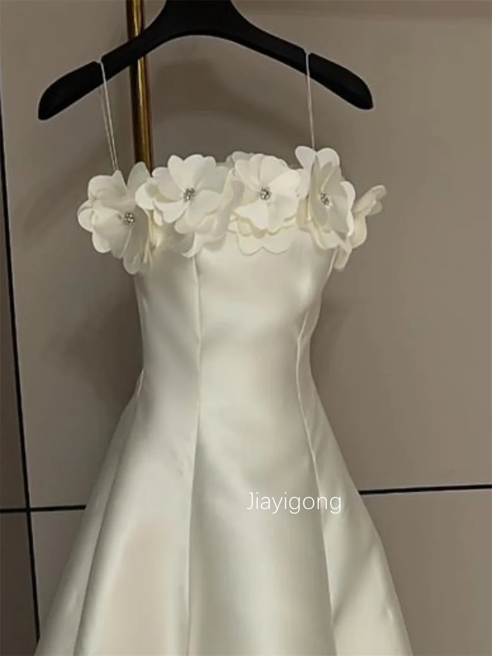 Vestidos de Noite Longos Personalizados em Estilo Chinês, Charmeuse Clássico com Pregas e Flores, Sem Alças