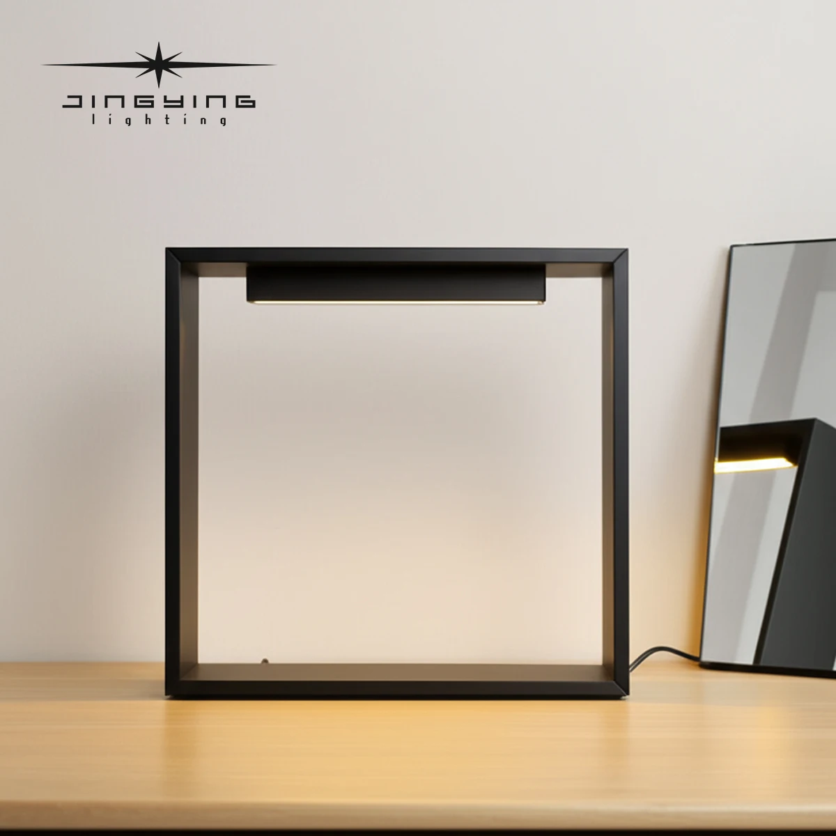 مصباح طاولة مزخرف LED من الألومنيوم الكهربائي الحديث والأنيق لغرفة النوم بجانب السرير