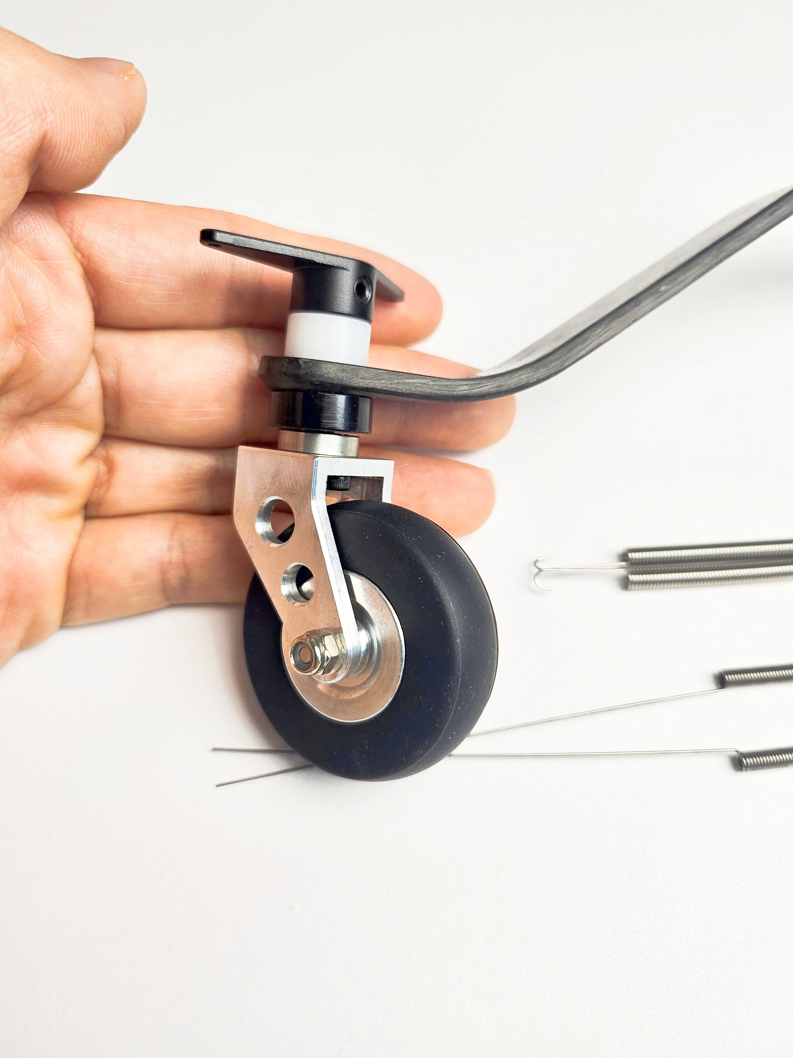 Jeu de roues de train d'atterrissage arrière en Fiber de carbone, pour moteur à essence 26CC/30CC/40CC/50CC/63CC/80CC/100CC, modèle d'avion RC, Version à ressort