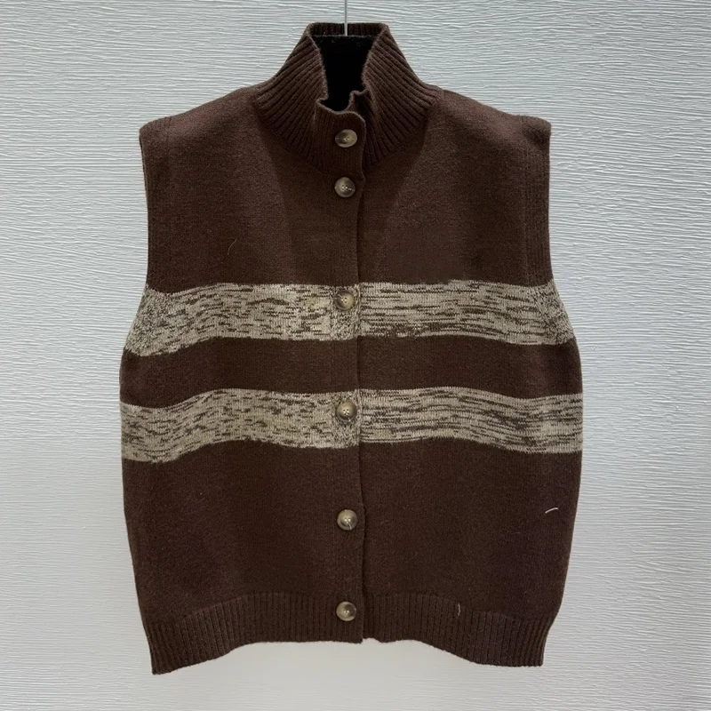 

Высококачественный женский жилет без рукавов с воротником-стойкой в контрастную полоску и дизайнерским с нашивкой логотипа 251028162