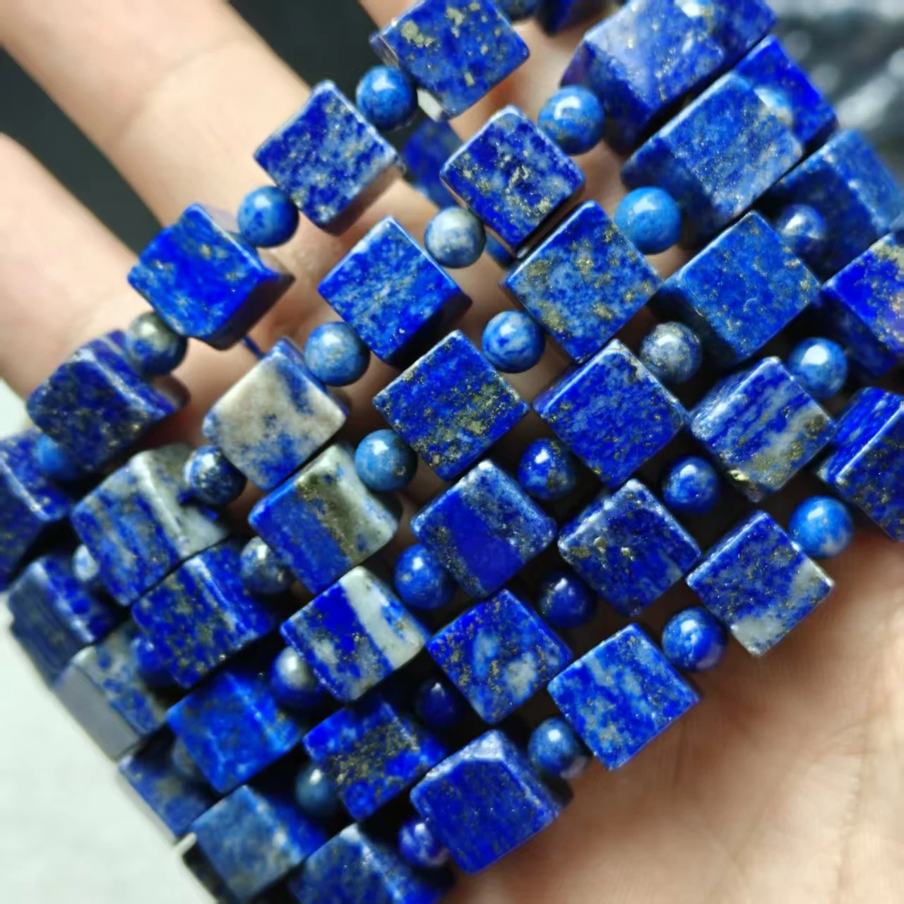 Xingyu Natürliche Lapislazuli Facettierte Würfel- und Quadratperlen mit Glatter Rundung für Schmuckherstellung Armband Geschenk Mysteriöser Edelstein – Detail 6