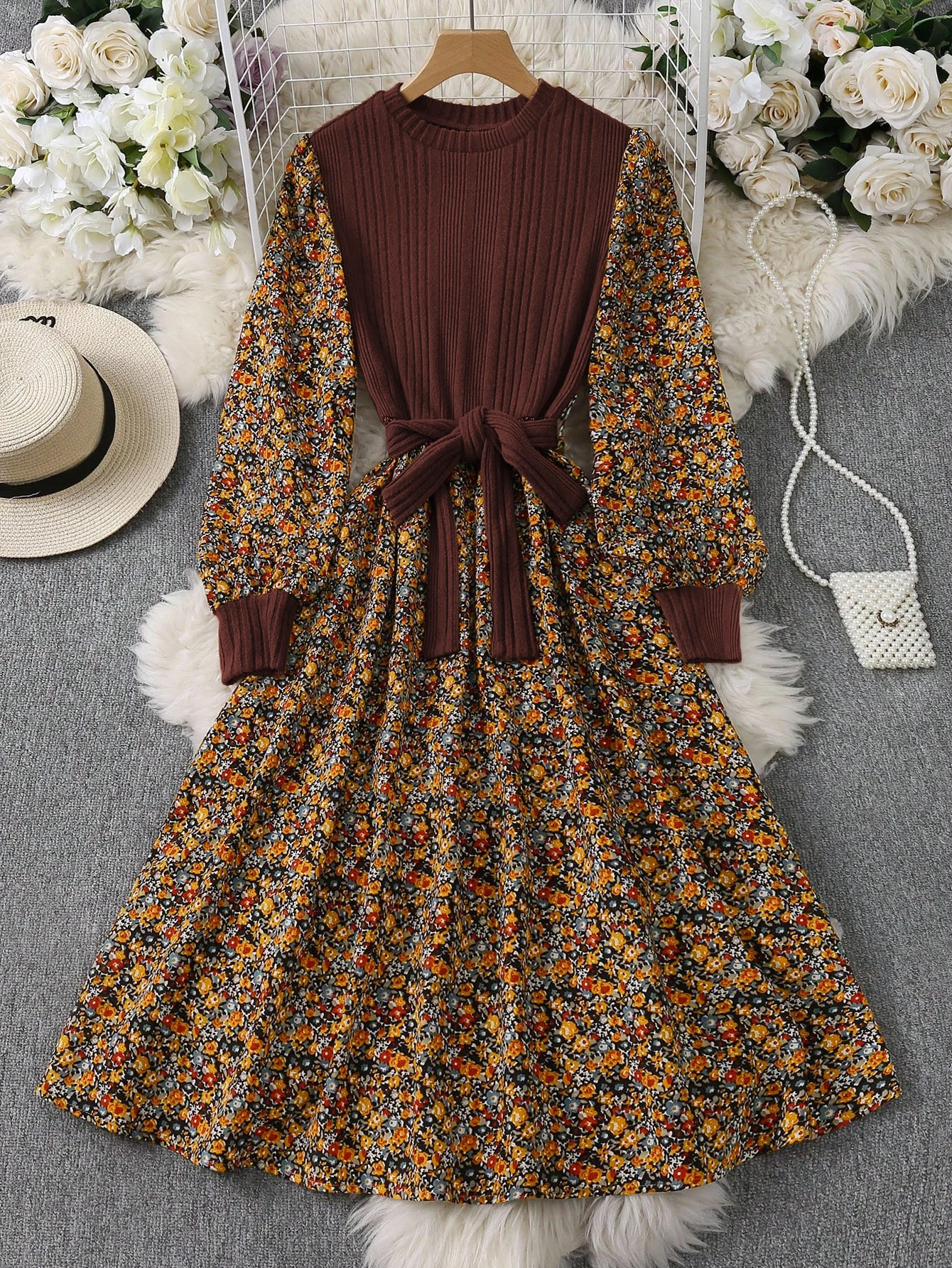 Elegantes Damen-Strickkleid mit Print, Langen Ärmeln und Taillengürtel, Stilvolles Damen-Freizeitkleid