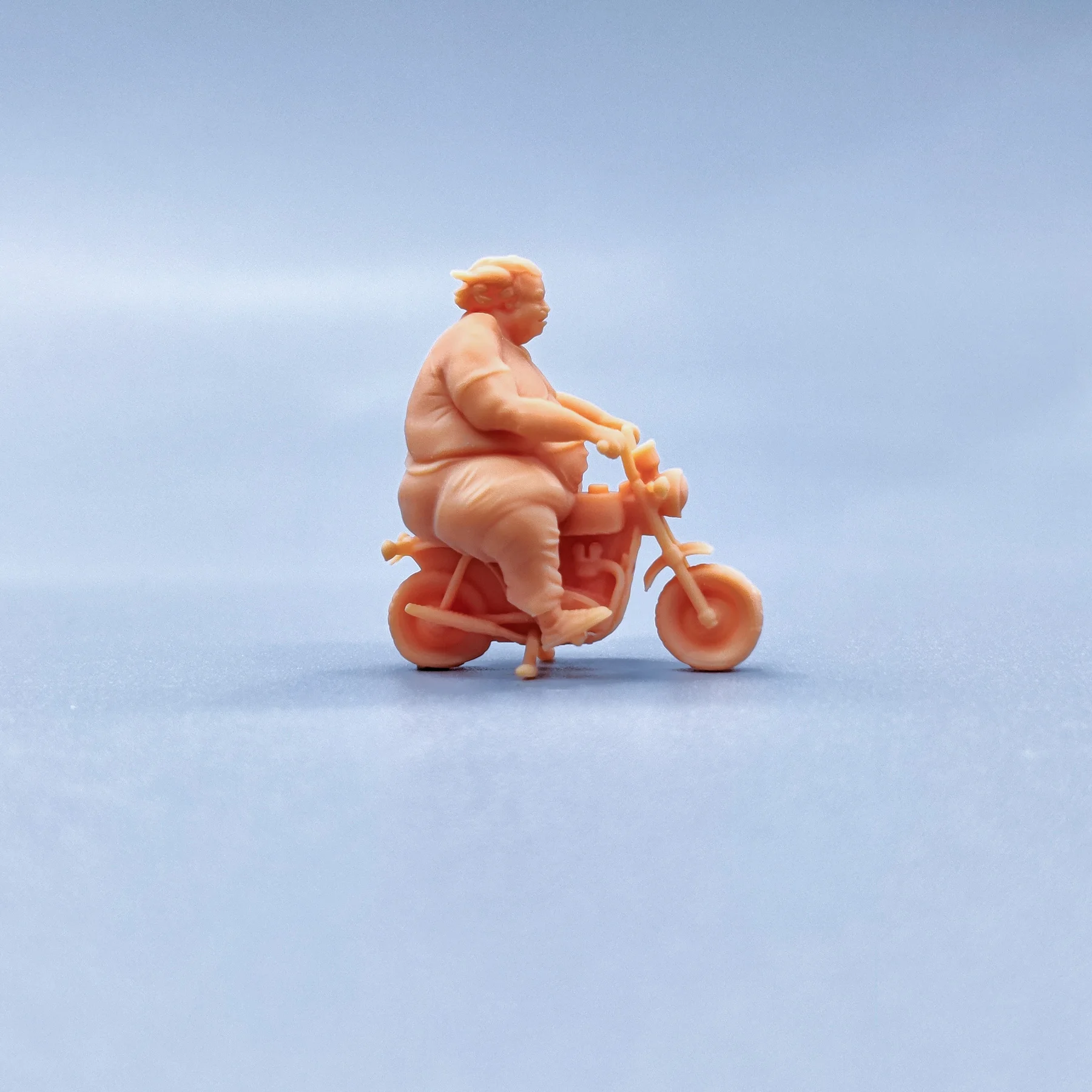 1/64 1/43 Beeldjes Schaal Model Resinbig Fat Man Rijden Kleine Motorfiets Ongekleurde Miniaturen Diorama Handgeschilderd V032