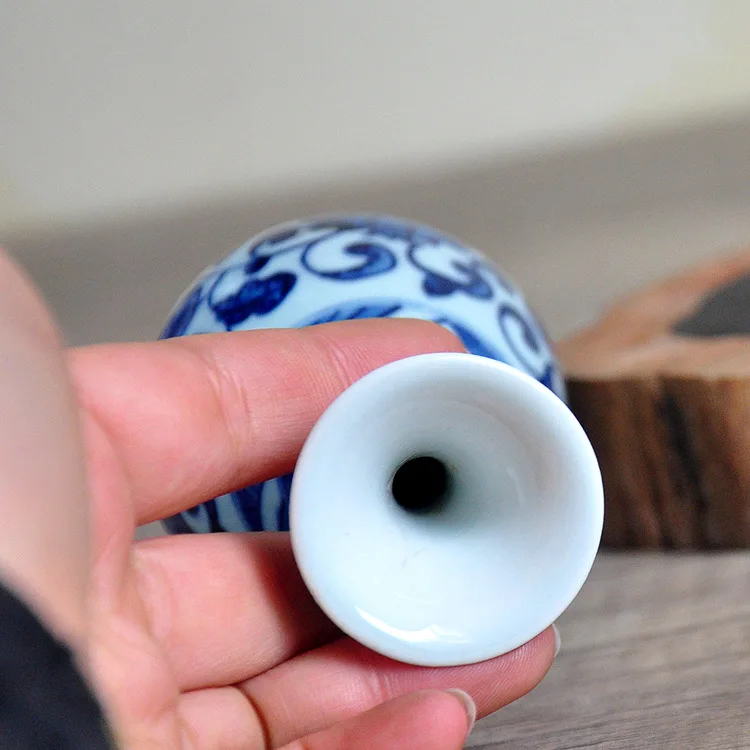 Jingdezhen Hand Drawn Small Vase Flower Arrangement Antique Tea Ceremony Blue And White Porcelain Mini Vase