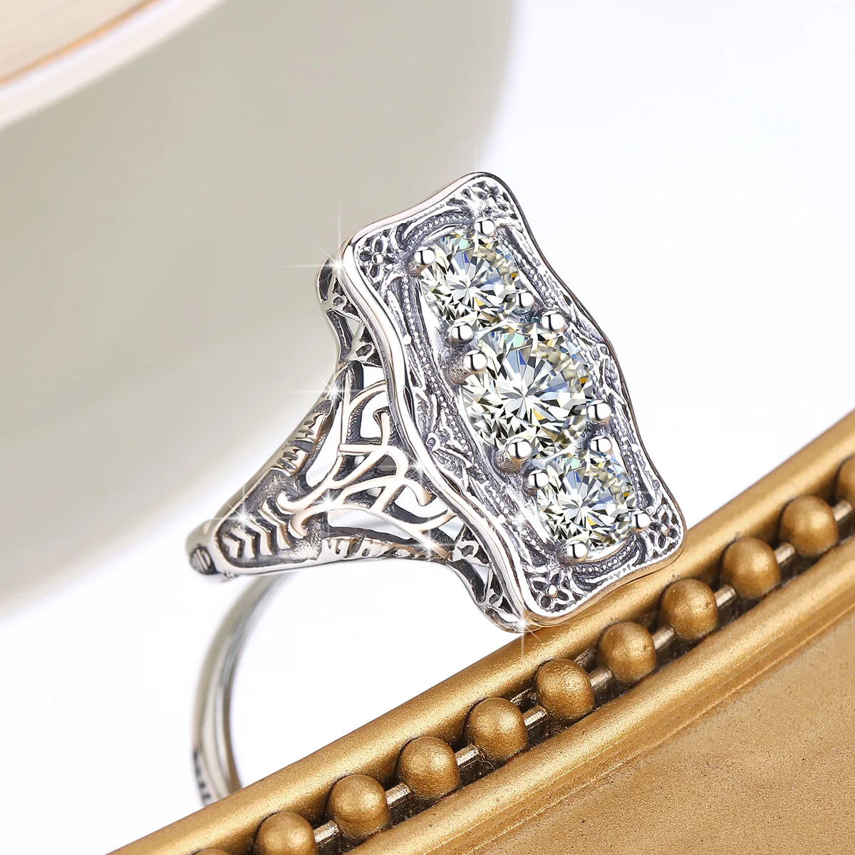 Trendiger 3-Stein-Luxus-Moissanit-Ring mit Zertifikat, Gesamtgewicht 1,6 Karat, Diamant-Design-Schmuck, Massivsilber 925, Verlobungsgeschenk – Detail 8