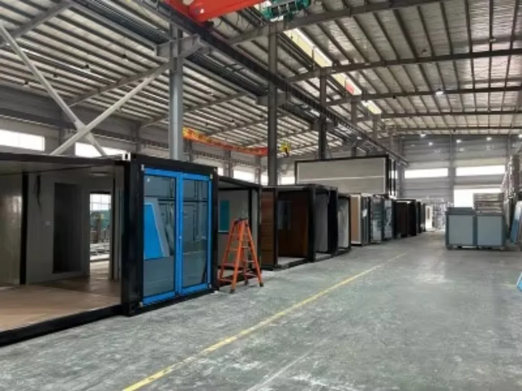 Easily Assembled Modern Modular Expandable Container Houses Steel Sandwich Panel Farmhouse Design for Courtyard Use Fireproof